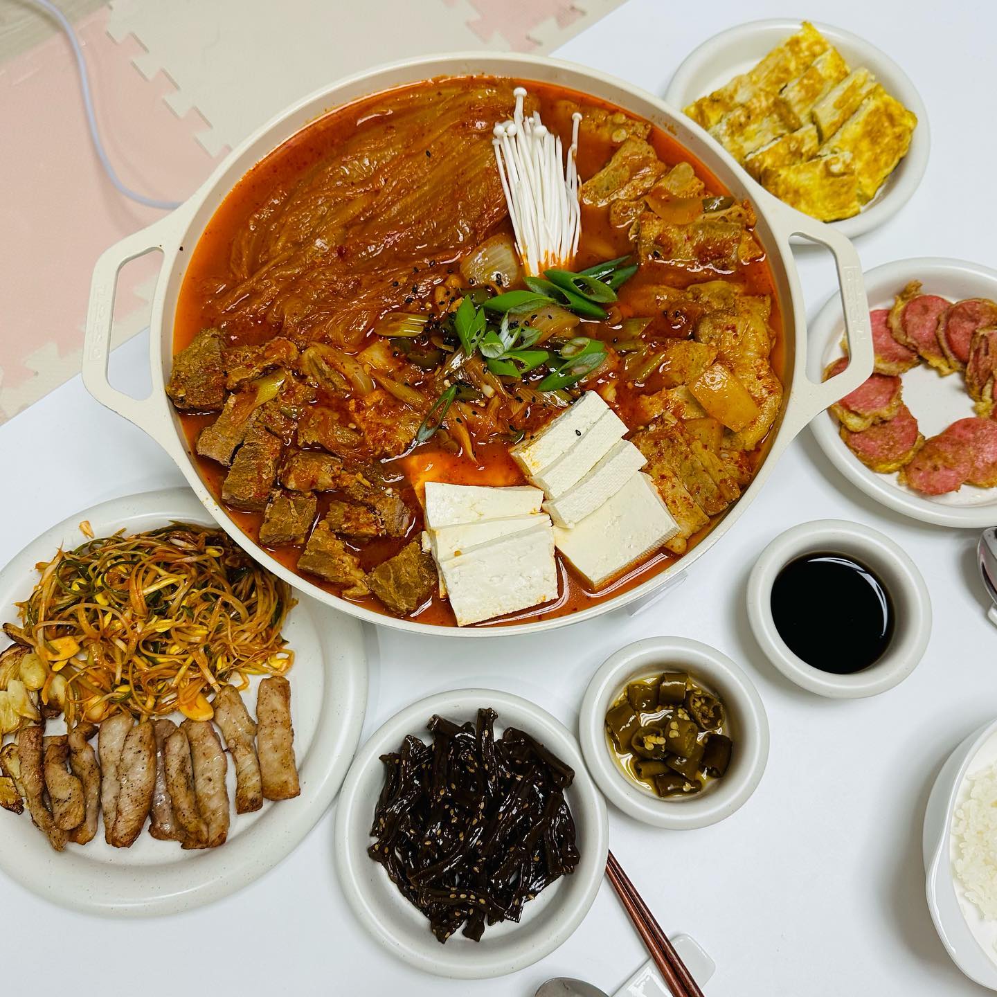⠀
우리집은 김장을안해서 김치가 없따
얻어온 김치로 처음 김치찜해봤는데
세상 맛있따ㅏ...💛(그래도 김장은 안해🙄)
⠀
냉동실에 잠들어있던 목살이랑 대패삼겹
꺼내서 돼지김치찜만들구 가브리살 꿉꿉🐷
⠀
옛날소세지에 팽이전 부치고
건조묵볶음 만들어서 술안주하기 😏
⠀
매일 밥상인줄알겠지만 매일이 술상이다 이거지 🤔💛
⠀
🥘 #돼지김치찜
🥩 #가브리살구이
🍄 #팽이전
🍠 #옛날소세지
🥙 #건조묵볶음
⠀
⠀
⠀
⠀
⠀