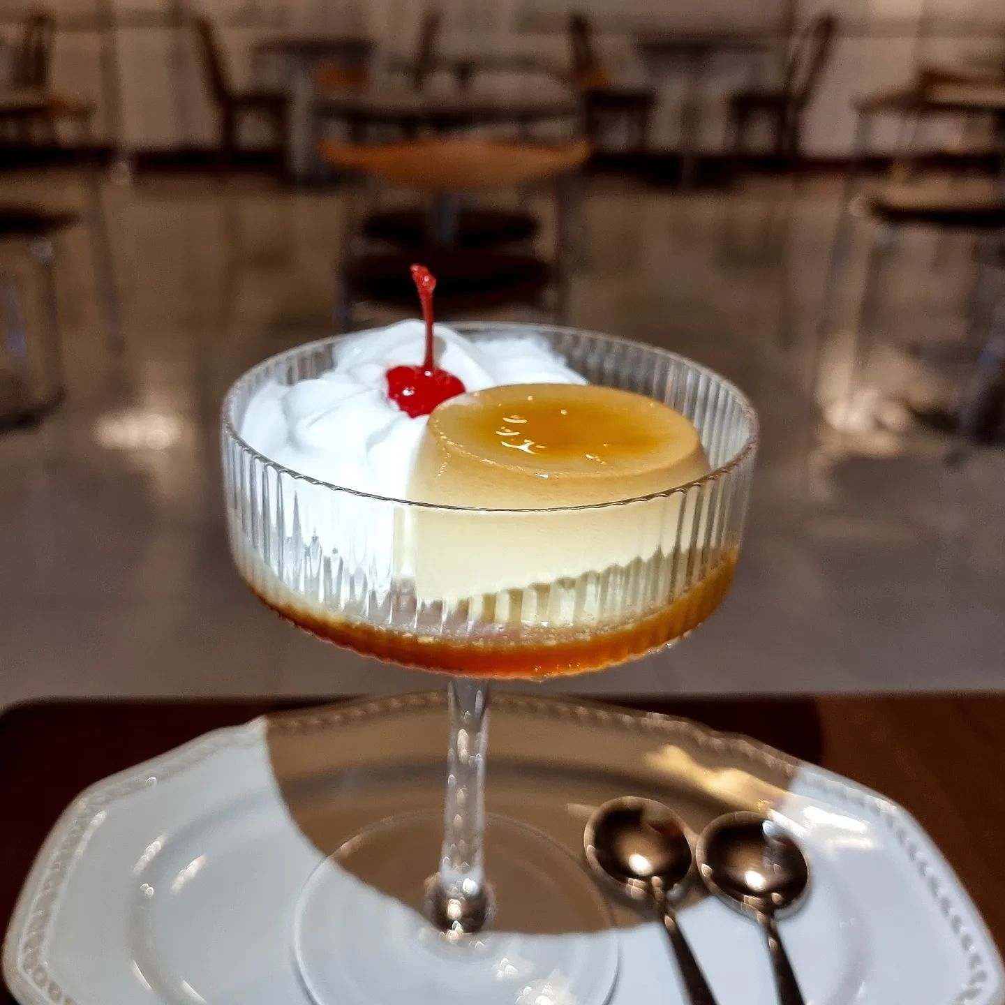 #협찬《 석촌동 석촌호수 앞 푸딩디저트 카페, 재해석 》 

🍮 푸딩빙수
🍮 푸딩롤케이크
🍮 바나나푸딩
🍮 커스터드푸딩 

모두 수제로 매일 만들어내는 푸딩을 활용한 
다양한 디저트들이 있는 '재해석' 은 충무로에서 시작했다. 

네이버지도에서 '재해석' 을 검색하면
3개의 지점이 있는데 지점마다
시그니처 푸딩메뉴도 다르고, 분위기도 조금씩 다르다.
석촌점은 오래전 다방같은 느낌의 충무로 본점보다
조금 더 밝은 분위기지만 역시 레트로한 분위기다.

진열된 여러가지 맛의 푸딩이랑 포장 박스가 귀엽다.
기본이라고 생각되는 커스터드푸딩으로 골랐다.
푸딩라떼를 주문하니 라떼 위에 푸딩이 통째로 하나가 올라간다.
푸딩 하나 서비스로 받은 느낌이랄까? 

향긋하고 깔끔한 '재해석 밀크티(수제)' 도 꽤 괜찮다.🥃

jaehaeseok_seokchon
.
.
.
#재해석석촌점 #석촌역카페 #석촌동카페 #석촌동디저트 #리뷰진

#석촌호수카페 #송리단길카페 #석촌동디저트카페 #석촌동푸딩 #석촌분위기좋은카페 #석촌호수디저트맛집 #석촌호수데이트 #석촌호수조용한카페 #석촌동조용한카페 #석촌동디저트 #잠실디저트카페 #석촌호수카페추천