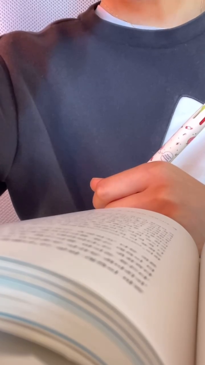 11. 2(목) 국대교정 독서모임챌린지 새벽 6시 18번째 4주차 (이제 하루 남았당 *ㅡ* 아 너무 신나)

트렌드코리아 2024
챕터 2 - 2024 트렌드
-’가성비‘보다 ’시성비‘

과거에는 돈이 시간보다 중요했다. 그러니깐 시간을 들여서 돈을 절약하는 것은 당연한 행동이었다. 하지만 요즘에는 돈과 시간이 동등하게, 어쩌면 시간이 돈보다 더 소중해지면서, 돈을 쓰떠라도 내 시간을 더 갖고자 하는 사람들이 늘었다.

분초대로 쪼개서 사는 삶을 이 책에선 표현한다.

”그럼에도 우리에게는 여백이 필요하다“
[도둑맞은 집중력]의 저자 요한 하리는 우리는 모든 차원에서 ’깊이‘를 희생하고 있다고 진단한다. 책의 제목대로 우리는 집중력을 도둑맞고 있다. 모든 것을 다 따라잡아야 하고, 늘 이메일에 답을 해야 하는 상황에서 우리는 깊이를 가질 시간이 없다.
지나친 속도와 전환, 강한 자극에서 벗어나 생각이 배회할 공간을 마련해야 한다. 우리에게는 여백이 필요하다.

오늘도 수업이 많은 상황에서 쪼개서 갓생살기를 실현하고 있는 요즘에 나다. 쪼개서 계획을 세우고 쪼개서 여백에 나의 개인적 시간들을 보내는 오늘이다. 너무 일만해서 박혀있지만 할일이 많고 만남도 많고 정신이 없지만 그 쪼개는 사이사이 마다 사람들과의 대화들이 재밌고 배려와 돌봄을 서로 해주는 관계들이 형성 돼어서 너무나 감사한 요즘이다. 
나의 과제들이 많아짐 단계 단계마다 쪼개가고 있는데 진짜 돈을 떠나서 모가 이리 정신없고 바쁜건지 그리고 지식의 습득의 시간도 기록의 시간들도 깊이가 더해지고 있다보니 그전보다 시간을 투자하는 시간들이 부족해 지고 있다. 지금도 이제서야 쪼개서 시간을 내고 있는 부분들이 있는데 정말 트렌드 단어 속에서 살아가고 있구나 싶기도 하다. 분초마다 sns을 보고 기록하고 영향을 받는 지금의 시대에 흘러가는 대로 살지 않으려면 의식하고 나의 목표를 보면서 가야하는구나를 생각한다. 

갓생살기도 이 책에서는 놀이라고 표현하는데 완벽주의 이상의 육각형 인간을 돼기위한 놀이라고 하는데 맞는말같다. 나는 나의 도전들을 놀이라고 생각하고 지금 갓생살기 놀이를 하고 있다. 놀이지만 수준높은 놀이같아서 즐겁다. 그리고 체육에선 지덕체를 이루고 있는 사람이 돼라고 목표 이상을 말하는데 어찌보면 ”육각형인간“ 표현하는 부분처럼 완벽한 사람이 돼려는 부분이 나의 가치관과 목표와 맞아서 갓생놀이를 해가고 있다. 운동을 도전하고 놀이라고 생각하는것처럼 책을 읽고 인성적인 부분들을 갈고 닦는게 나에겐 놀이고 이상을 추구해가는 나의 발버둥이자. 즐거움이다. 즐기자라는 표현을 좋아한다. 열심히는 기본인거 같고 그 이상의 퍼포먼스가 나오는것은 어찌보면 나의 이 마인드가 있어서 그런거 같다. 외국에선 이런말을 잘한다고 한다. 즐기자. 우리나라는 잘했니? 열심히 했니? 나는 외국에서 표현하는 즐기자. 이표현대로 삶을 살고 싶다. 재밌잖아. 이왕태어난거 힘들긴 하지만 그건 즐기자로 가면 불안은 흥분으로 변할것이고 진지함도 필요하지만 가벼움으로 시작하고 개선해 간다면 즐기자는 가벼움으로 만드는 원동력이 돼기도 한다. 오늘도 하루 즐겁게 지내셨나요? 즐기셨나요? 나는 상대들에게 이걸 물어보고 싶다 ^^

#독서 #독서모임 #국대교정아카데미 #국대교정 #국대교정독서모임 #챌린지 #미라클모닝 #책리뷰 #부자아빠가난한아빠 #개인취향 #개인생각 #생각정리 #새벽독서 #새벽 #필라테스강사 #필라테스지도자 #운동하는여자 #공부 #공부시간 #공부인증