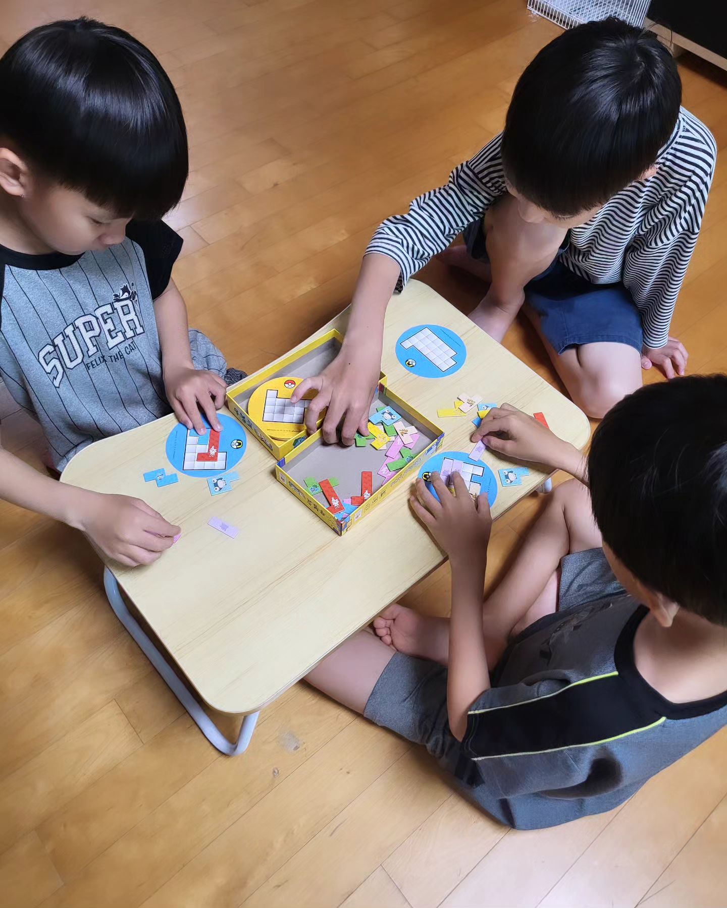 갖고 싶은 물건,
먹고 싶은 음식,
기르고 싶은 동물까지~
각자 용돈으로!

아니면 엄빠와의 약속으로 얻을 수 있음.

이제 핸드폰 게임도 그냥은 못해.
퍼즐 맞추고 보드게임도 엄마한테 이겨야함🤣.

보드게임은 전부 다 싫다더니..
이제 기를 쓰고 하네ㅋㅋ