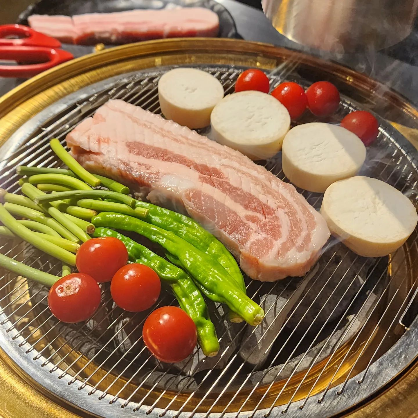 삼겹살을 이렇게나 예쁘게 구워주는 맛집이라니 🐽🩷
최소 고기굽기&삼겹살 플레이팅 마스터님들만 계시는
식당임이 분명, 송이버섯에서도 고기맛을 내는 장인손길👨‍🍳
익은 고기보면 젓가락부터 들이대기 바쁜 고기헌터들도 
숨고르고 한점씩 음미하며 먹게되는 평리동 고기 찐맛집👍
.
.
✍️ 메인메뉴 주문시 고기&야채 듬뿍 찌개 '소' 기본서비스
✍️ 칸막이 테이블이 있어 대화나누며 먹기에도 Good
✍️ 소금하나, 재료하나에도 정성 가득한 수제 반찬
.
.
✔️이베리코 늑간살 13.0
✔️480 교차 숙성 삼겹살/목살 12.0
✔️닭목살 소금구이 11.0
✔️닭목살 양념구이 12.0
✔️돼지 껍데기 8.0
✔️콜키지 무료 (매장에 없는 주류 이용가능)
.
.
✔️대구 서구 평리동 1092-11 
✔️매일 오후 4시 ~ 밤 12시