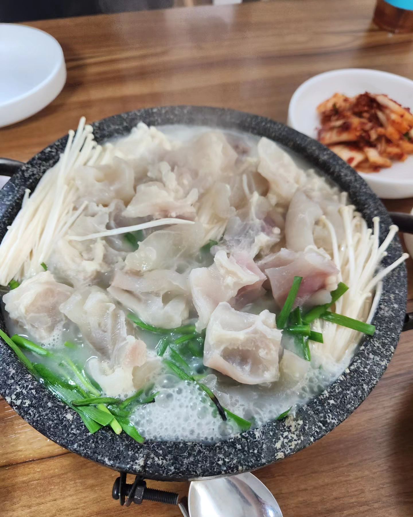 점심시간의 일탈ㅎㅎ 처음으로 반주를 해봤다 히히히 나도 늙탱이가되가는건가ㅋㅋㅋ
#도가니수육 #수원 #세류동 #숨겨진맛집 #좋아요 #추천 #점심
