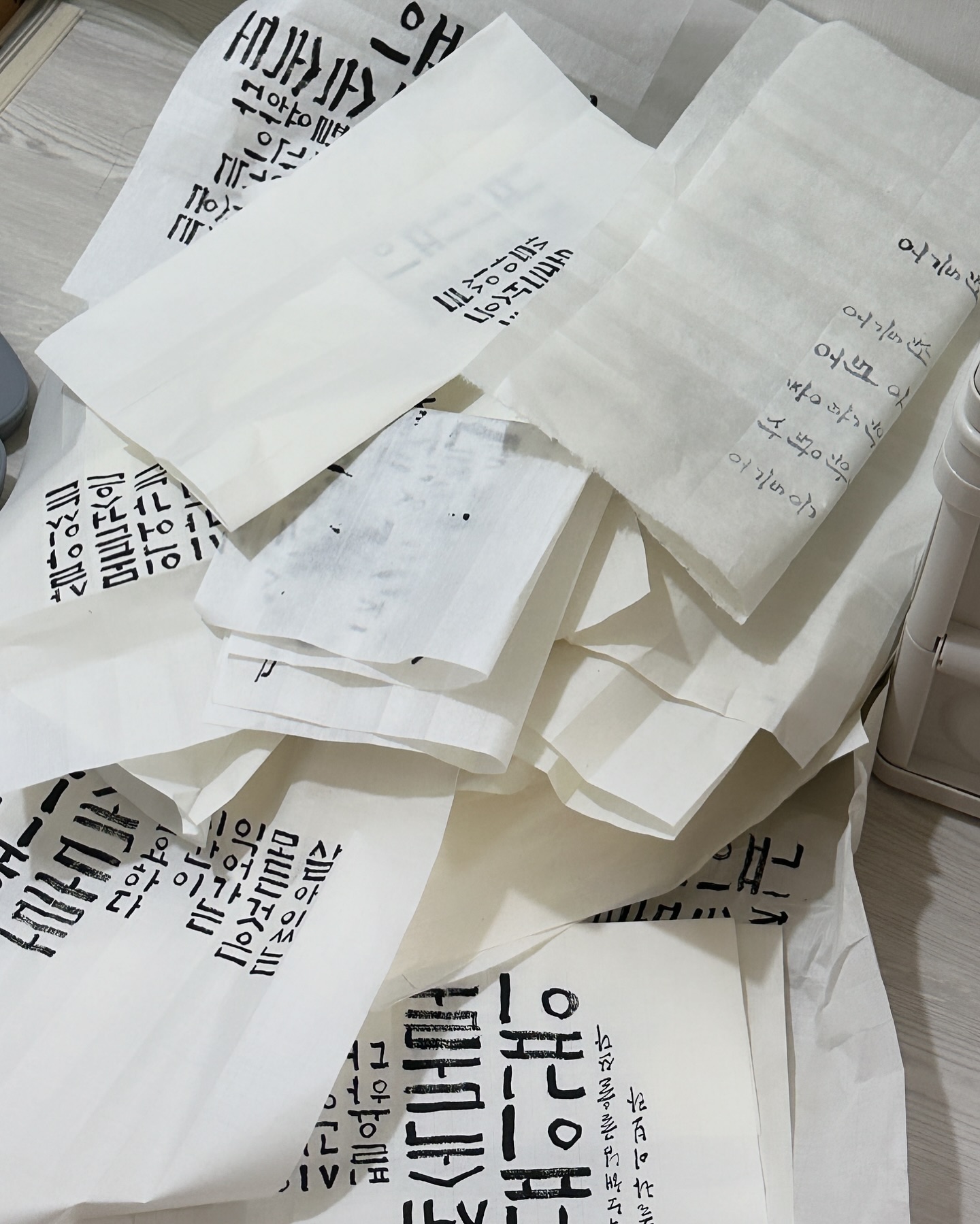 어떻게든_끝을_보고싶던_자.jog

이전에 스토리로도 올린 적 있지만
하룻밤새 이렇게 종이를 많이 버려도
맘에 드는 게 하나 없을 수 있어요 

이번 공모전은 삼체를 도전하고 싶었는데
이사라는 불청객 덕분에 삼체 도전을 실패했어요
(삼체: 세 가지 다른 서체로 작품을 만드는 것)

담번앤 놓치지 않을 거에요🥲🥲🥲