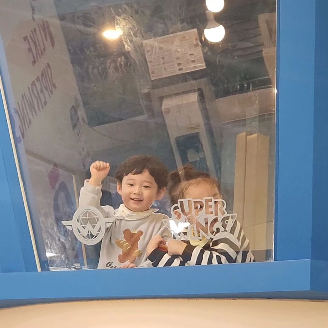 #240330 #1078일 #35개월아기 

얼집 친구와 처음으로 밖에서 만나는 약속을 잡았다!
둘이 제일 차이가 덜 나기도하고,
다닌지도 오래되어 친하게 지내는 편인데
마치고도 손 잡고 아파트 상가까지 같이 가고
계속 같이 놀겠다고 ㅋㅋㅋㅋ
하루종일 같이 있으면서 ㅋㅋ징하다 징해

다 놀고 장보는데 짐 차곡차곡 쌓아두고
자기 자리 지키는 도윤이 ㅋㅋ