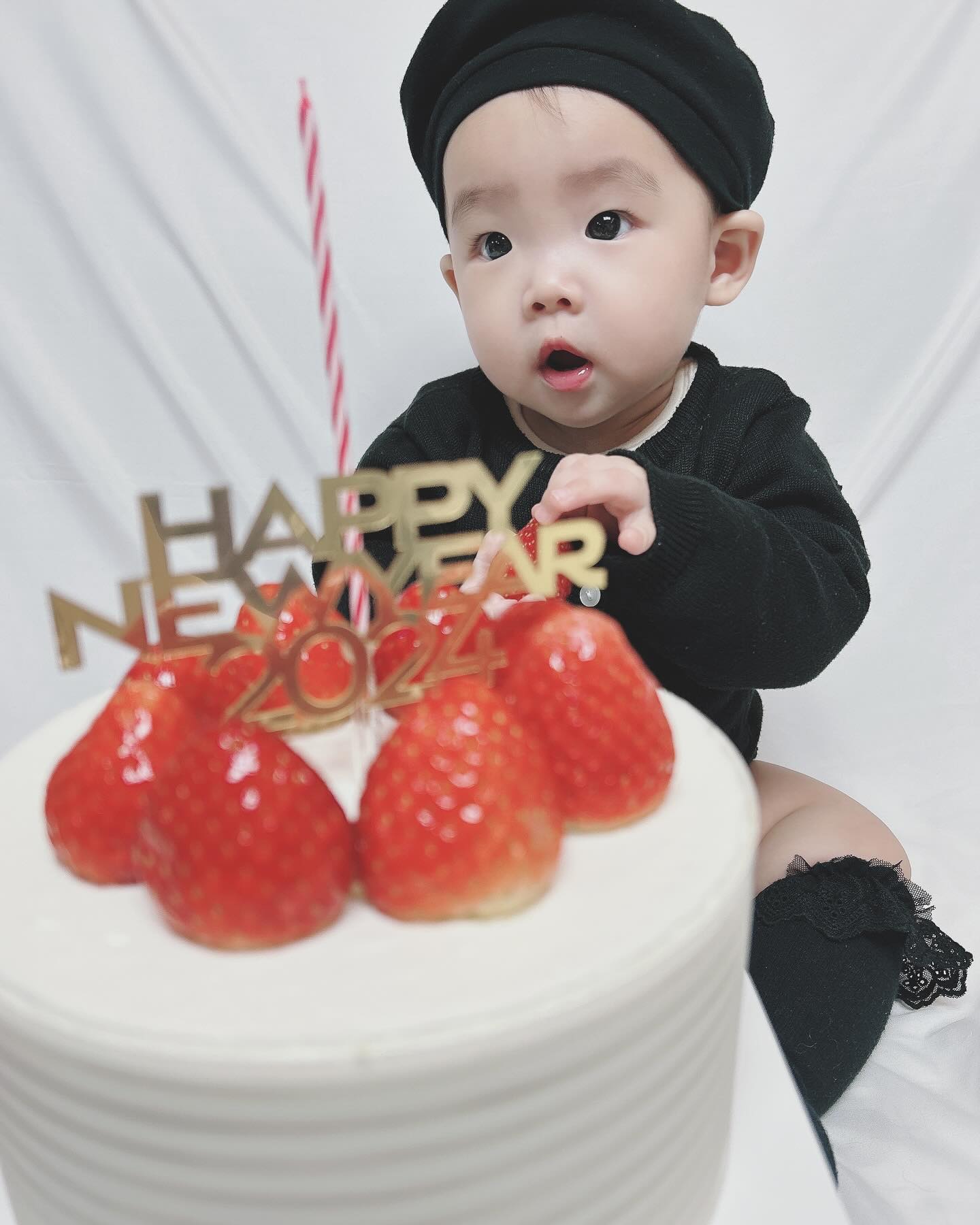 잘가 2023👋🏻

새봄이랑 함께한 23년💖
나를 엄마가 되게 해준 너가 너무너무 고맙고 
너로인해 매순간이 행복한 한해였어
소중한 울 째콩🐣 내년에도 잘부탁해

내년엔 더 좋은 엄마가 되도록 노력할께
우리 항상 행복하자 새봄아💗
정말 너무너무 사랑해

내년에 만나요 이모들😆
24년엔 좋은일 행복한일만 가득하길 바랄께요!! 내년에두 우리 새봄이 많이 이뻐해주세용💓