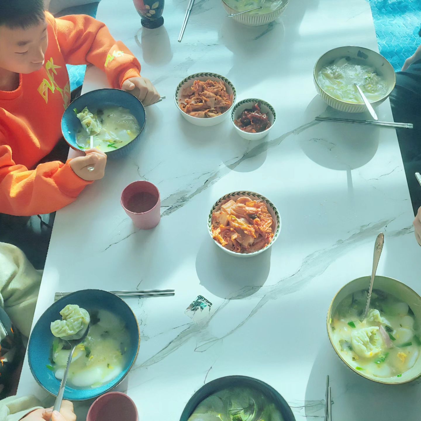 #2024년새해 #떡국🍲 
아침일찍 새해 첫날은
집근처 아버님 별장

24시간 사골로 푹 끌인
어머님의 명품 떡국과
하루종일 먹고 뛰놀고
재잘재잘 떠들어도
맘편한 아이편한 곳

영웅&영원 형제가
마음껏 흙에서 뛰고
숲에서 호흡할 수 있는
온전히 우리만의 공간

새해 첫날의 따뜻함♡
그러나 내일 출근~~
푸른용아 함께가자~~

#청룡의해#청룡처럼날아오르자 
#사랑둥이들#영웅영원스타그램
#형제스타그램#연년생형제#형제맘
#두아들맘#아둘맘#애스타그램
#육아소통#육아#일상#소통
#소통환영#맞팔선팔환영