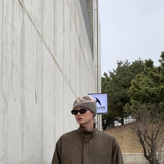  민구 on Instagram: "#광고 

개인적으로 너무 맘에든 스웨이드자켓!
원단도 찰랑찰랑 거리고 입었을때 너무 편한자켓

부담없이 가볍게 걸치기좋은 캐주얼한 무드에
전체적으로 깔끔한 디자인에 포인트가되는 
디테일이 너무많아서 
다양한 스타일링하기도 좋고
높은 퀄리티의 앞면 플라켓 디자인과 투웨이 지퍼까지 완벽✨

#광고#스탠다드에러  #STANDARDERROR #남여공용자켓 #자켓#데일리룩#자켓추천#간절기아우터#JACKET#パンツ  #outer #스탠다드에러x텍토리"