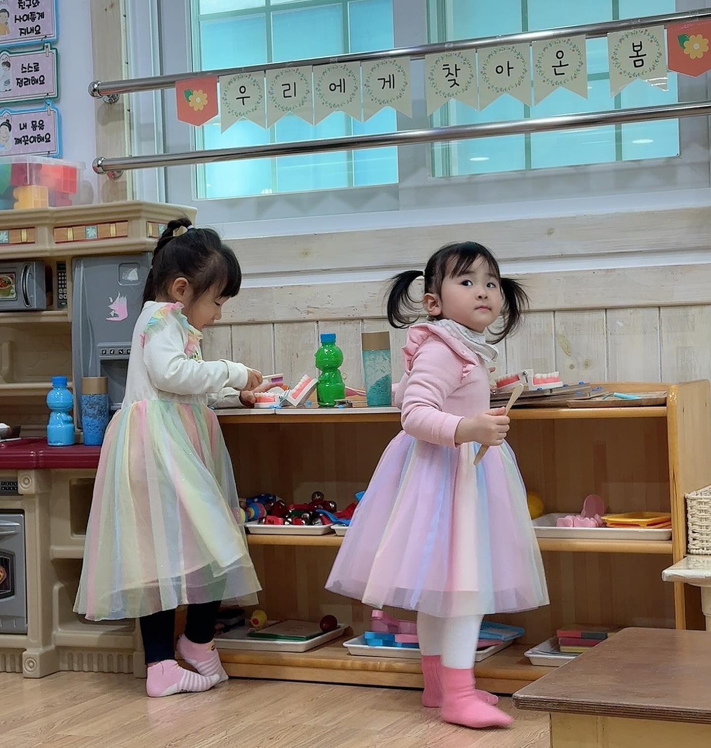 입학식🐣

긴 연휴가 끝나고 입학식날!
원래 다니던 원이라
적응시간 이런것도 필요 없어서
엄마 붙잡기전에 도망나오기😂
다인이는 등원하자마자 선생님이
머리 이쁘게 묶어주셔서 아침이랑
다르게 이뻐보임💛

아! 사진 속 지호는 누나입학식에
참여 했을뿐 아직 가지 않아요🙈
수유 끊고나면 보낼지도,,👀
(엄마도 자유를 원합니다,,✨)
오전과는 다르게 오후되니
급 쌀쌀해졌어요! 
다들 감기 조심하세요!
#하원전여유