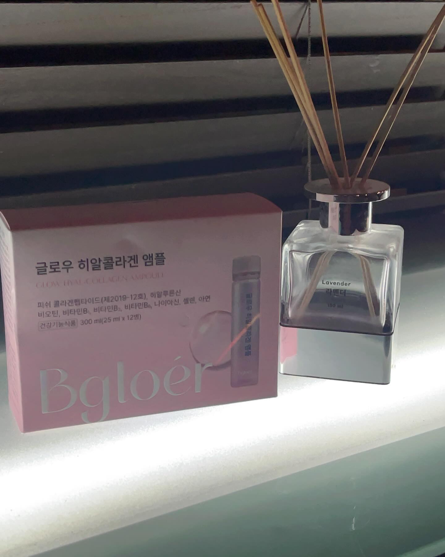 #광고 #Bgloer #비글로어 #글로우히알콜라겐앰플 #이너뷰티 #물광피부 #광채피부 #피부보습 #환절기피부관리 #마시는콜라겐 #히알루론산 #비오틴콜라겐 #콜라겐추천 #피부관리 #올인원콜라겐 #모발콜라겐

비글로우 히알 콜라겐앰플❤️
히알콜라겐은 국내🇰🇷 최초 기능성 콜라겐인데 거기에 기능성 히알루론산을 배합한 앰플이라고 한다🤩 꼬박꼬박 챙겨먹으면 환절기 날씨에 푸석해진 피부에 촉촉광채를 빛나게 해준다✨탄산수에 타서마시면 맛있는 청포도 에이드처럼 마실 수 있는 글로우 히알콜라겐앰플🫧🫧

1) 피부의 기둥, 식약처에서 인정받은 기능성 콜라겐 국내 최대 함량

2) 피부의 수분, 히알루론산도 국내 최대함량으로 피부 속 수분 가득💦

3) 콜라겐과 함께 먹으면 시너지를 주는 비오틴함유로 풍성한 모발건강까지!!

4) 상큼한 청포도맛으로 언제 어디서나 편하게, 맛있게! 탄산수에 타먹으면 청포도 에이드로 변신🍇