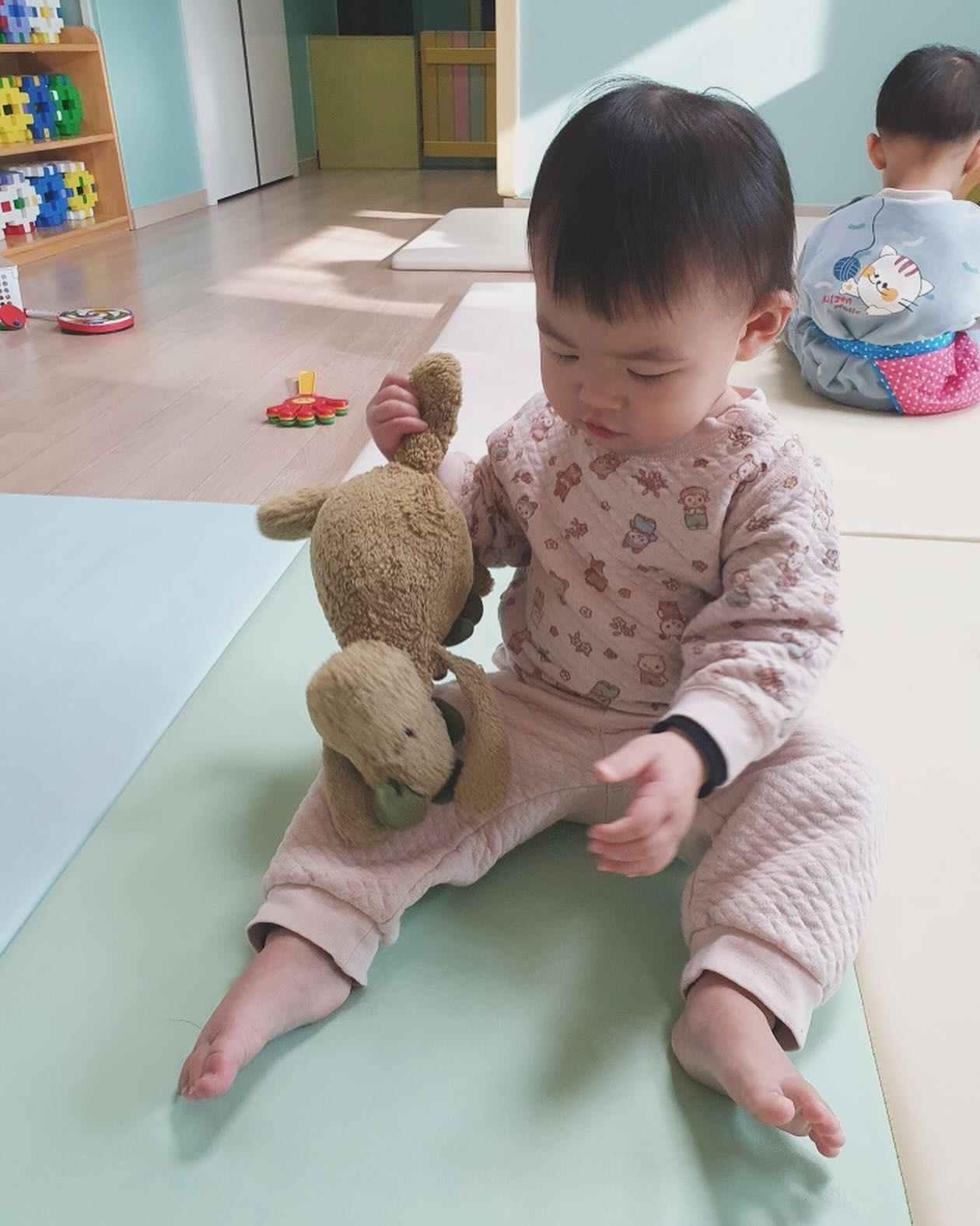#408일아기 

마지막이 될 줄 몰랐던 어린이집 마지막날😭
2023년 10월 4일부터 24년1월10일까지 ..
약 3달인데 정작 간날은 38일 ....🥲
서하는 어린이집 조아하는데!!!
갈 때마다 아파서 어린이집 포기 ..엄마가 더 슬품 
건강해져서 다시 어린이집 출근하자👊