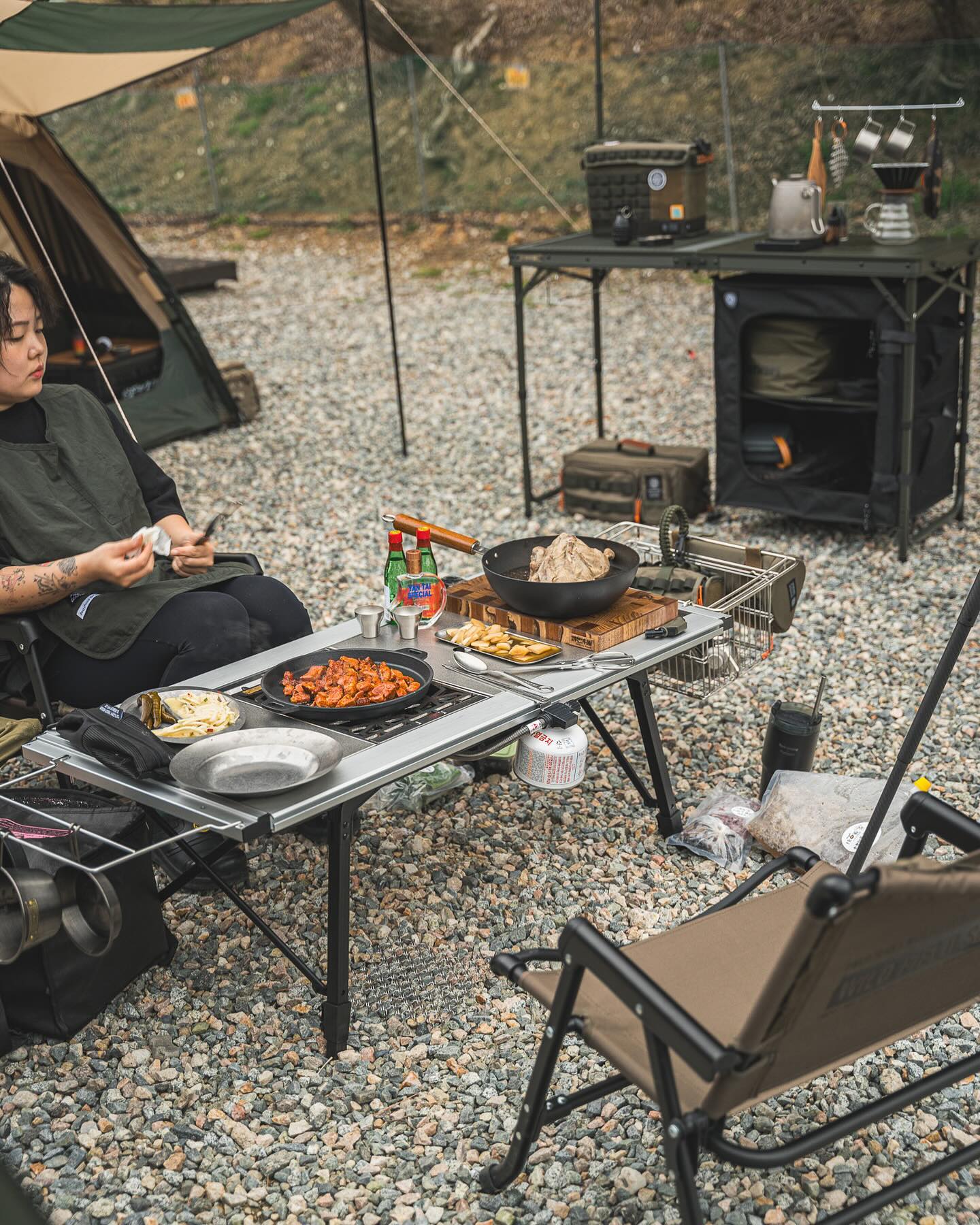 #협찬 morag_outdoor 

모라그 IGT 프레임 롱 캠핑테이블 추천🏕️

안녕하세요 나도캠핑입니다:)

이번 캠핑에서는 기존 IGT 테이블보다
가볍고 휴대성이 뛰어나며,
다양한 악세사리 호환이 가능한 모라그
프레임 롱을 소개해드릴게요

새로운 크로스 오버 캠핑테이블로
간편한 설치방법과 작은 수납부피로
가벼우면서 가성비가 좋답니다❗️

저는 상판, 버너, 도마, 바스켓을 
연결해서 사용했는데 스노우피크 IGT 
제품들이 호환이 가능해서 실용성도
높인 제품입니다

1,090x495x400/600mm 사이즈로
2~4인이 사용하기에 넉넉하고
슬라이드 테이블 또는 멀티평선 테이블을
연결하면 더 넓게 활용하실 수 있어요!

전후면에는 홈이 있어 이소가스 스위치 부분을 걸어
고정시켜 가스 세기를 조절할 수 있고요👍🏻

버너플레이트 연결시 다양한 요리도 즐길 수 있어요

가성비 좋고 가벼운 모라그 프레임 롱으로
즐거운 캠핑되시길 바랍니다🧡