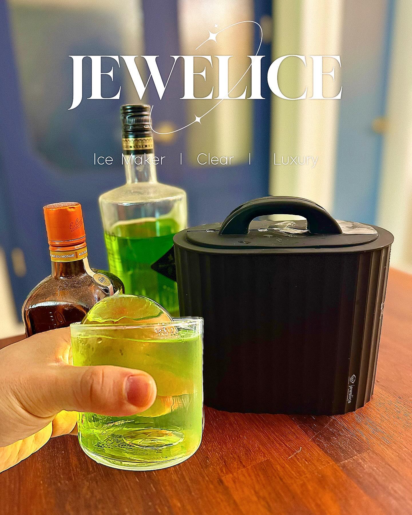 #협찬  jewelice_official

속이 훤희 보이는 깨끗하게 투명한
동그란 아이스볼을 만들어주는
“쥬얼아이스 듀오 메이커” 

기존 사용하던 제품은 
불투명한 형태!!-

쥬얼아이스 듀오는 완벽하게 클리어해서!-
속안이 훤희 보이고!-
뒤에 배경까지 투과되는 클리어한 투명도!-

위스키, 칵테일 등!-
언더락 및 시원하게 먹는 음료에!-
비쥬얼적인 요소도 만족시켜주는 쥬얼아이스볼!!-

색소가 있는 음료들의 색상도 제대로 살려주어서!-
분위기와 고급스러움을 한층 더 올려줍니다!-

국내생산, 식약처 테스트를 통과한 
믿을만한 소재로 만든 제품입니다!!-

세계최초 특허 받은 삼단방한공법으로 
만든 투명한 얼음, 최대 1시간 이상 녹지 않는얼음,
다양한 모양으로 쉽고 편하게 투명얼음을 만들수 있습니다.

위스키유튜버가 추천한 단하나의 아이스메이커
고급스런 아이스볼과 함께 하고 싶다면!-
단연 “ 쥬얼아이스 듀오 메이커”!!
 

#홈까페 #투명얼음 #홈까페추천템 #홈카페용품 #아이스트레이 #홈까페얼음 #쥬얼아이스 #위스키얼음 #아메리카노얼음 #쥬얼아이스듀오 #아이스메이커 #구형태아이스볼