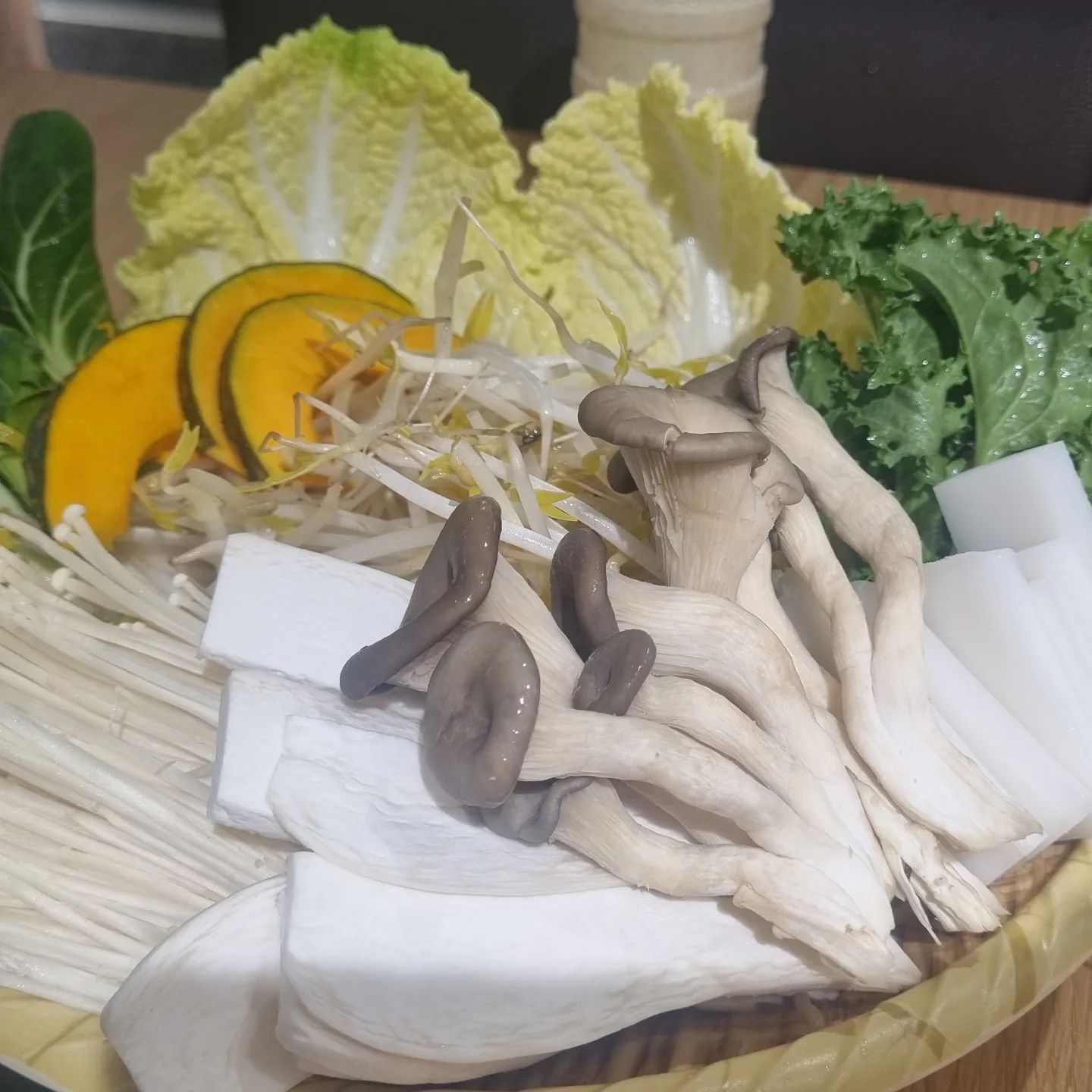 샤브팔팔 장안동 최고 맛집
고기가 입에서 살살 녹아
육수도 넘 맛있고 국수랑 죽까지 풀코스로
마무리 할 수 있는 곳
#장안동맛집 #장한평역맛짖
#샤브팔찰 #장안동샤브샤브
#장안동먹을만한곳

장한평역 5분거리 위치!
진짜 깔끔해서 혼밥도 가능한 곳!
완전 강추합니당