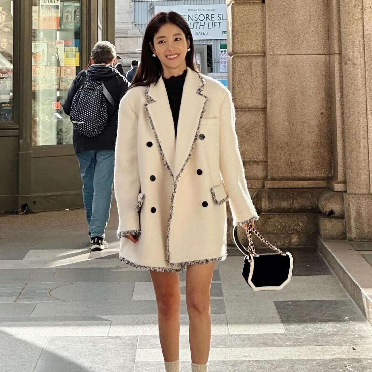 #협찬 houseof__official 

디자이너브랜드 패션 매거진 하우스오브 이벤트 소식!

평소 관심있는 샐럽 기은세씨가 입은
가벼우면서 세련되게 예쁜 코디 
넘 이쁘지않나요? 패디드 코트 찜콩❤️
lepersonalorder #르퍼스널오더

지금 하우스오브에서는 애정하는 디자이너브랜드를
하우스오브에게 추천하면 10명을 추첨하여
디자이너브랜드 옷 구매 지원금을 받을 수 있는 행운이~

하우스오브 인스타그램 houseof__official 팔로우 후 
디자이너 브랜드 추천 게시물을 업로드하고
하우스오브와 디자이너 브랜드 태그 후
게시물에 참여완료 댓글 남기면 끝! !

이벤트기간 24.1/18(목)~24.2/16(금)
당첨자 발표 24.2/21(수)

당첨되믄 조켔다요~

#디자이너브랜드 #패션 #패션매거진 #하우스오브 #스타일링 #브랜드추천 #디자이너브랜드추천 #패션콘텐츠 #패션정보 #이벤트공유 #이벤트추천
