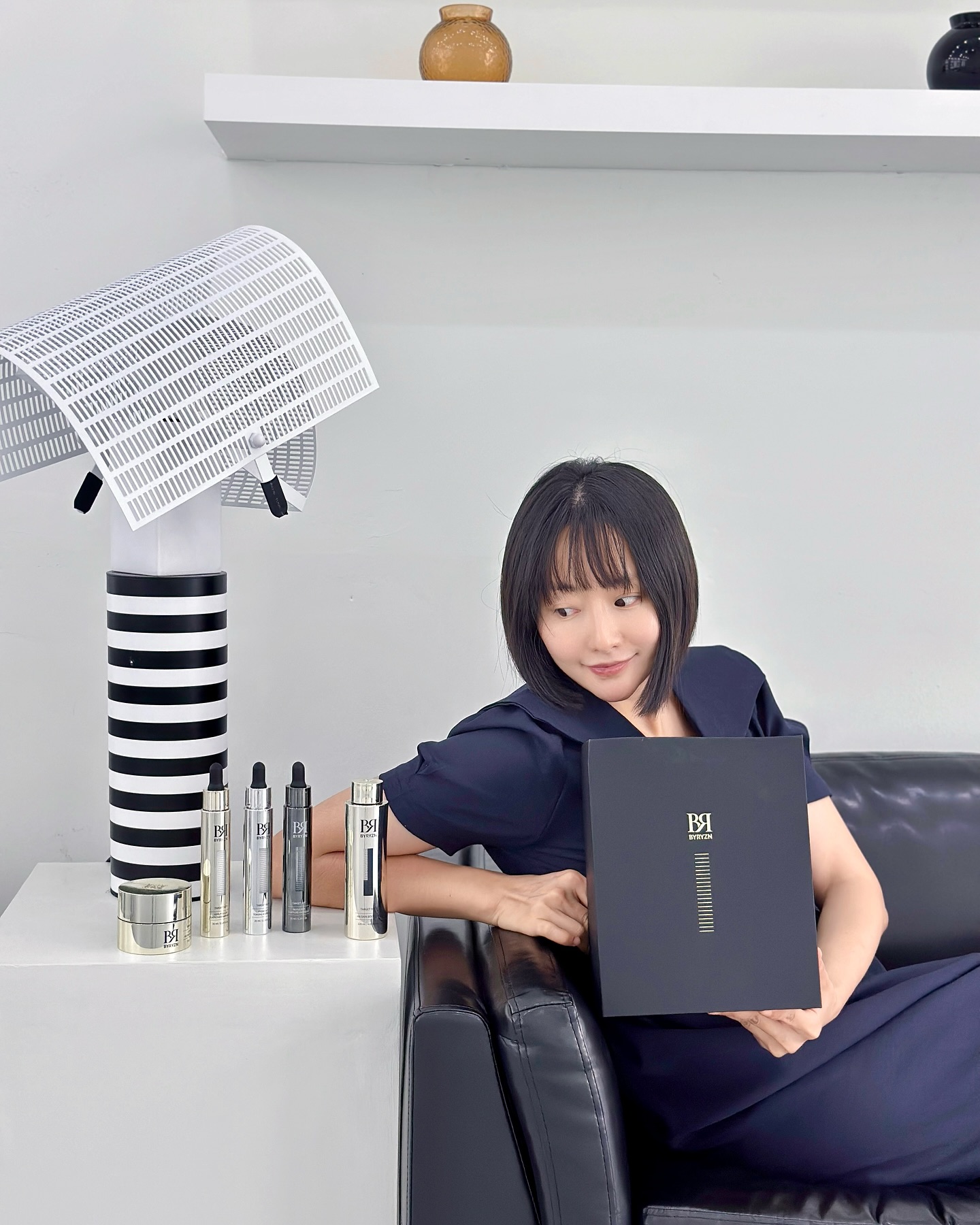#광고 byryn_cosmetics

#바이리즌BR 탄탄한 기술력의 R&D 연구에 기반을 두어 과학적 안정성과 미적 완성도의 추구로 만들어진 혁신의 결정체 표적 안티에이징 효능으로 피부 단점을 보완하며 섬세하게 지속되는 피부 개선효과를 느낄 수 있는, 글로벌 바이오 에스테틱 기업 휴젤의 바이오 에스테틱 기술력과 노하우로 탄생한 #하이엔드코스메틱 럭셔리 스킨케어 브랜드예요,,,🖤
패키지부터 가득 느껴지는 럭셔리한 기운! 고효능 성분과 #바이리즌 만의 특효성분이 가득담긴, 바이리즌의 제품을 꾸준이 사용해보시면 바로 느껴지실 완벽한 #물광케어 ✨
피부에 윤기가 좌르르, 흐른답니다! 
특히나 감동했던 바이리즌BR의 HA #스킨부스터 는 4주만에 피부를 밀도있게 관리해주니까, 속광을 위한 첫 단계에 사용해주시면 #퍼스트에센스 하나만으로 이미 완성된 느낌의 피부를 만나실 수 있어요! 
듀얼 액션 히알루론산이 함유된 히알풀러 턴오버 앰플, 특허 펩타이드로 안티에이징에 더욱 효과적인 보툴리진 캡쳐앰플, 새로운 차원의 미백을 선사하는 피그먼트 토닝 앰플, 피부 장벽을 리셋시켜주는 리피드풀 리차징 크림까지 #하이엔드 코스메틱의 진가를 느끼실거예요! 

#BYRYZN 과 함께, 건강하고 탄탄한 물광가득한 피부를 만나보세요,,🖤✨

#BYRYZNBR #표적솔루션