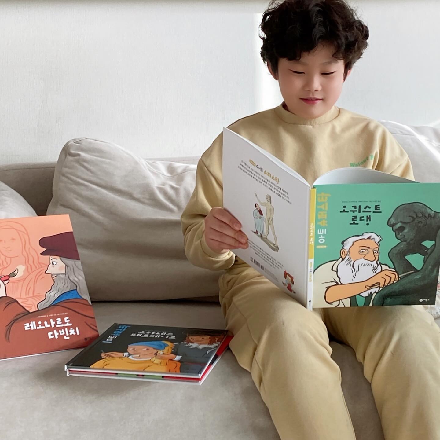 제품제공 그림을 좋아하는 꿀뚱이에게
지난주 선물같은 책들이 도착했어요. 전세계적으로 가장 사랑받는 
아티스트들의 재밌는 인물 이야기가 담겨 있는 비룡소의 아트 슈퍼스타📚
⠀
아티스트들의 이야기가 년도별로 재미있게 풀어져있고 중간중간 뉴욕 현대 미술관, 오르세 미술관 등의 세계적인 미술관에서나 볼 수 있는 대표작들이 있어서 그림을 좋아하는 꿀뚱이는 아는 작품이 나올때 ,따라 그려본 작품이 나올때마다 눈이 반짝반짝해져서 설명해주더라구요. 원화의 색감.질감이 
그대로 느껴져서 더 좋은거같아요.
⠀
꼬마 도슨트들의 귀여운 설명이 있어 어려운 작품도
쉽게 이해할 수 있고, 작품의 뒷이야기와 감상의 키포인트를 잘 짚어줘서 
아이가 작품 이해하고 감상을 잘 할수 있게 도와줘서 더 재미있게 볼수 
있어요
⠀
초등 미술 교과에 수록된 대표 아티스트들의 이야기를
쉽고 재미있게 만날수 있으니 초등학생들이 보면 더 좋을 책이에요.
⠀
꿀뚱이는 책 중간중간 나오는 작품들을 매주 따라 그려봐야겠다고 신이 
났어요. 그림에 관심을 가지게 된 아이들, 그림을 좋아하는 아이라면 더 
재미있게 읽을수 있어요
⠀
책 읽고 작품들 보여주면서 엄마한테 하나하나 설명해주는데 작품을 잘 
이해하고 있더라구요. 그림을 좋아하는 아이에게 이 책들을 보여주길 
잘했다는 생각이 들어요
⠀
⠀
************* 아트 슈퍼스타
✔️꿈과 환상의 세계를 그린 초현실주의 거장, 살바도르 달리
✔️독창적인 자회상을 그린 페미니스트의 아이콘, 프리다 칼로
✔️입체주의라는 새로운 사조를 만든 세기의 천재, 파블로 피카소
✔️아르누보를 대표하는 황금빛 색채의 마술사, 구스타프 클림트
✔️강렬한 붓질과 색채로 그림에 빛을 담은 영혼의 화가, 빈센트 반 고흐
✔️르네상스 미술을 대표하는 천재 예술가, 레오나르도 다빈치
✔️조각에 생명과 감정을 불어넣은 천재 조각가, 오귀스트 로댕
✔️수수께끼 같은 그림을 그린 초현실주의 화가, 르네 마그리트
✔️일상을 예술로 만든 신비로운 빛과 색의 화가, 요하네스 페르메이르
✔️자연을 닮은 독창적인 건물을 지은 위대한 건축가, 안토니오 가우디
✔️영원한 사랑을 그린 꿈꾸는 색채의 미법사, 마르크 샤갈
✔️르네상스를 화려하게 빛낸 다재다능한 천재, 미켈란젤로
⠀
#비룡소 #아트슈퍼스타 #초등미술 #예술교육
⠀
birbirs