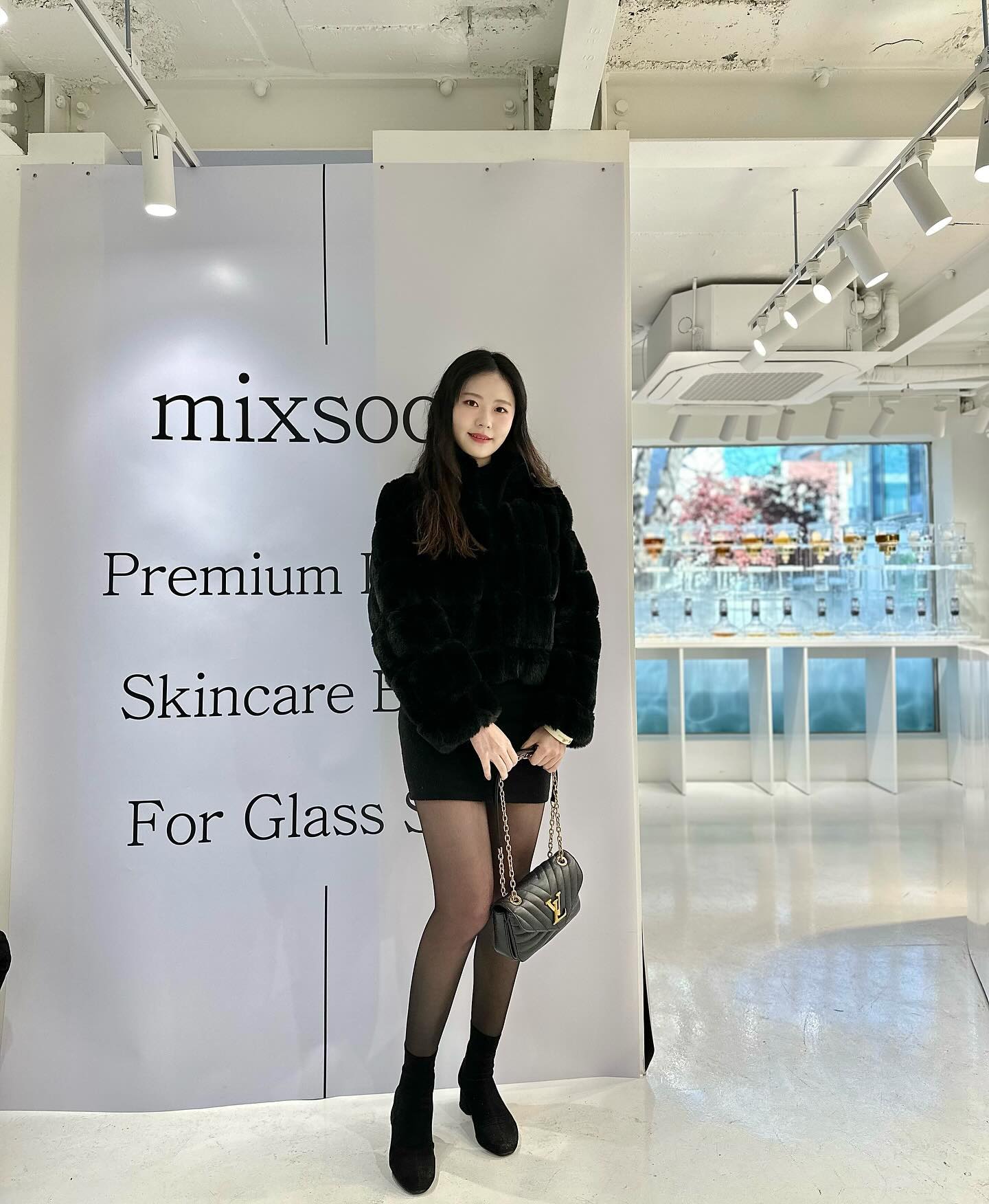 #광고 믹순 플레그십 스토어에 초대받아 다녀왔어요😊
피부에 꼭 필요한 유효 성분만 남기고 불필요한 성분은 넣지 않은 순수 원액의 에센스
다양한 이벤트도 진행중이고 3층에 안다르 팝업스토어도 함께 볼 수 있어서 좋았어요!
서울숲 오시면 믹순 구경해보세요❤️

📍 서울 성동구 서울숲2길 24
 운영시간:11:00 - 19:30

#믹순성수플래그십 #서울숲 #서울숲팝업 #성수 #성수팝업 #믹순 #mixsoon #seoulforest #seoulforestpopup #seongsupopup #kbeauty #skincare #glassskin #beanessence #mixsoonseongsu