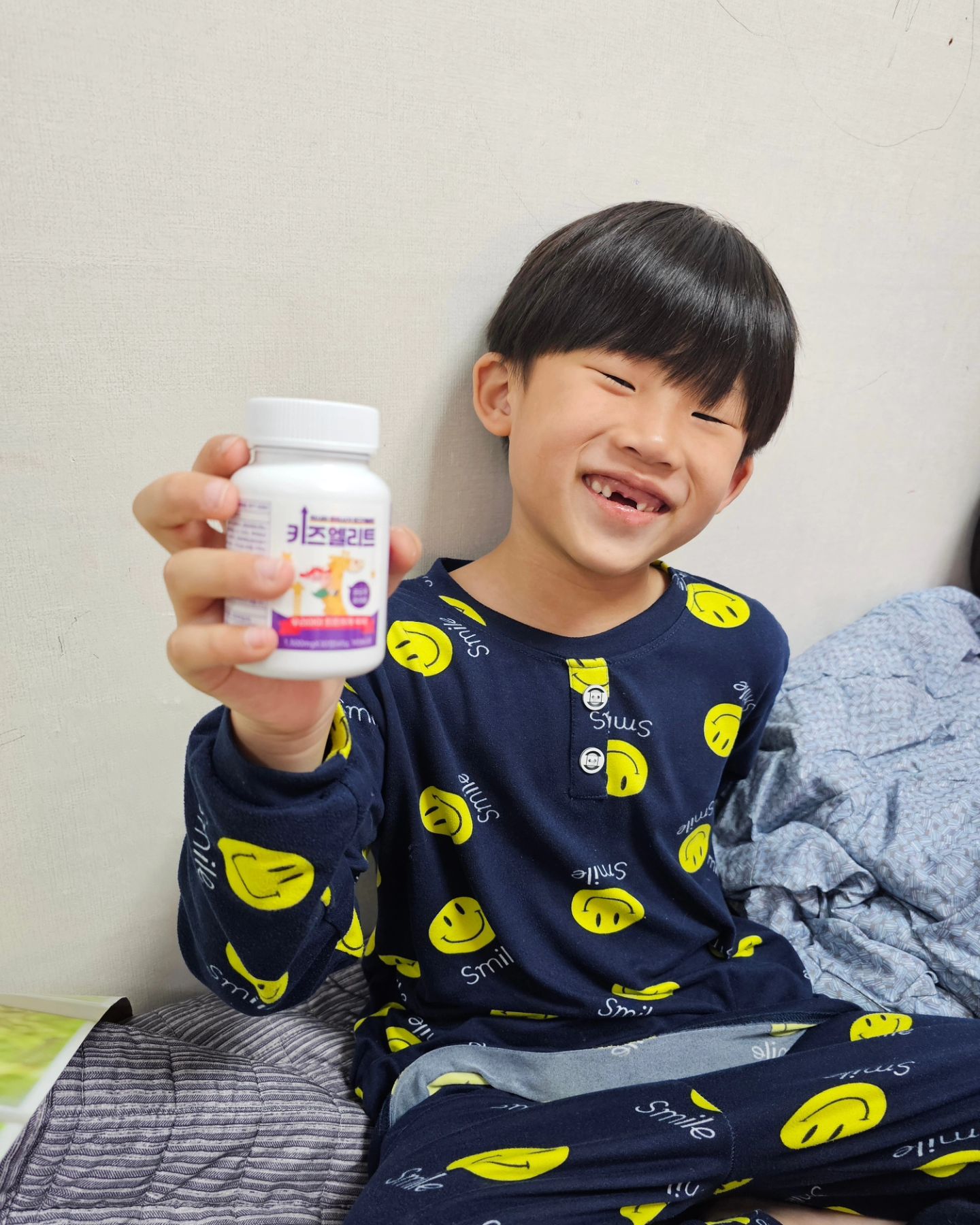 #협찬

또래보다 키가 작아 속상하고 걱정이 이만저만이 아니예요ㅜ
조금이라도 도움이 되길 바라며 키즈엘리트 키성장비타민을 받아보게되었어요😊

👉🏻키즈엘리트 키성장 비타민은 30년 경력 약사와 한의사가 연구개발한 제품이라고 합니다^^
👉🏻황기뿌리 추출물을 함유
⏩황기뿌리는 단백질과 지방,무기질 ,비타민 등 다양한 영양소가 들어있어 아이의 에너지 생산과 근육 발달에 도음을 준다고 해요👍🏻👍🏻
👉🏻1일 1회, 1정을 녹이거나 씹어서 식전이나 식후 아무때나 먹어도 좋지만 일정한 간격을 두고 정해진시간에 먹는게 제일 좋다고 합니다^^
👉🏻1정으로 필수 영양소 섭취 100%

⭐이런 아이들에게 좋아요⭐
⏩활발한 활동으로 에너지 소모가 많은 아이
⏩편식을 해 영양섭취가 불균형한 아이
⏩야외활동이 적어 햇빛 노출이 적은 아이
⏩튼튼한 성장에 도움 받고 싶은 아이
⏩쉽게 지치고 활력이 필요한 아이

포도맛으로 거부감없이 잘먹어요^^
아침 등교 전 꼭 챙겨먹는 비타민이 됐어요😍

#키즈엘리트 #어린이비타민 #유아비타민 #육아 #육아맘 #육아스타그램 #평균키 #육아정보 #육아용품 #영양간식 #중학생 #청소년 #예상키 #성장기 #어린이필수영양 #어린이식품 #초등학생 #저학년 #고학년 #유치원 #어린이 #유아