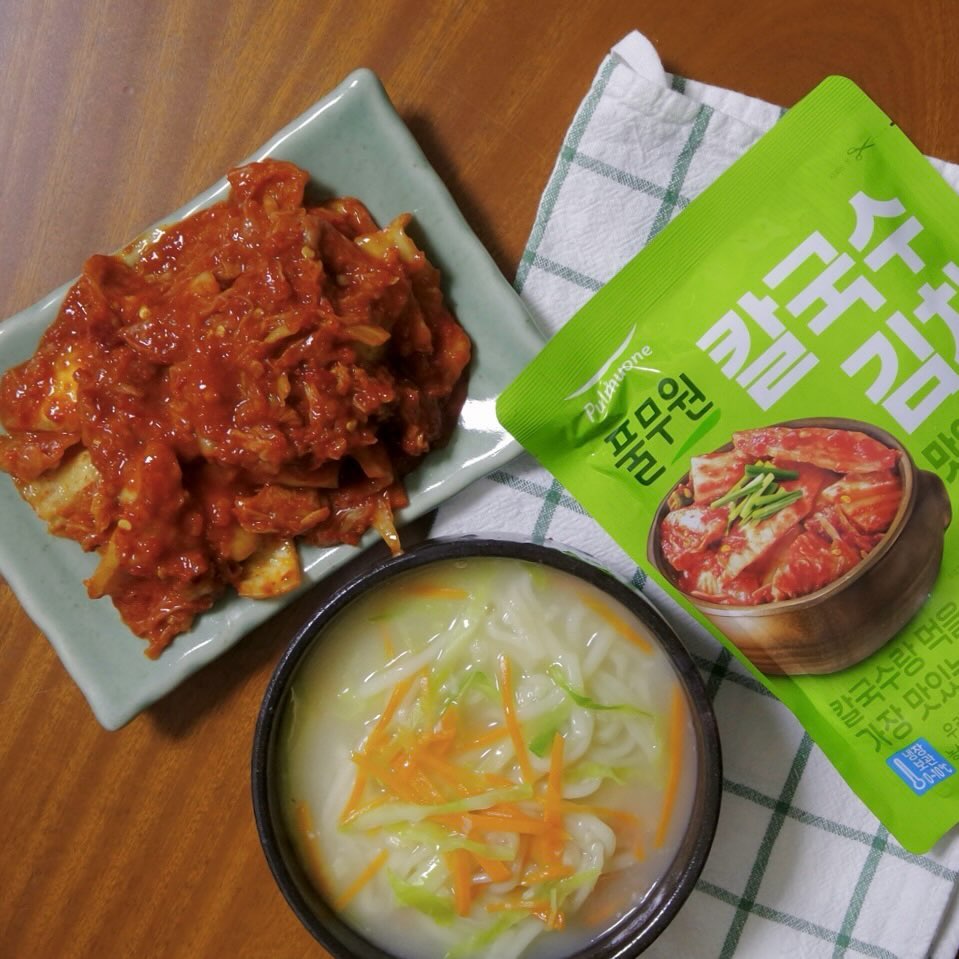⠀
#제품협찬 𝙋𝙪𝙡𝙢𝙪𝙤𝙣𝙚 💚
#풀무원 에서 새롭게 나온
#칼국수김치 를 소개합니다.
⠀
여러분은 칼국수 맛집들의 공통점이 뭔지 아세요?
바로 함께 먹는 김치가 맛있다는 것😋
아무리 김장을 맛있게 담았더라도
칼국수 전문점에서 먹는
특유의 칼칼하면서도 진한양념
그리고 겉절이st의 김치는 흉내내기 어려웠는데요.
⠀
이제 우리집이 칼국수 맛집이 될 수 있도록
풀무원 칼국수 김치만 구입하면 OK👌🏻
⠀
알싸한 마늘과 고추씨가 듬뿍 들어가 있어
칼칼하고 진한 맛이 너무 맛있더라고요〰️

마늘, 고춧가루 그리고 홍고추를
조화롭게 갈아 넣은 풍부한 양념 덕분에
칼국수나 수제비에 곁들여 먹기 너무 좋았구요.
보쌈이나 수육, 굴과의 궁합도 넘 좋을 것 같아요!
⠀
개인적으로 명동에 유명한
칼국수집 김치가 가끔 떠올랐었는데요.
그에 버금가는 알싸한 마늘향과
칼칼하고 맛있는 양념까지
이젠 집에서 풀무원 칼국수 김치로
편하게 즐길 것 같네요ㅎㅎ
⠀
먹기 좋게 썰어진 아삭한 김치는
옛 부터 맛있는 김치를 담아주었던
김장독의 원리를 활용한 쿨링 시스템이 적용되어
신선하고 맛있는 김치 맛을 오랫동안 유지해주니까
앞으로 캠핑 갈 때도 무조건
#풀무원칼국수김치 챙겨 갈 것 같아요(b˙◁˙ )b
.
.
⠀
#풀무원칼국수김치 #수제비김치 #풀무원김치
#마늘김치 #맛김치 #아삭김치 #칼국수 #수제비
#수육 #김치추천 #김치레시피
#김치맛집 #해물칼국수 #칼김 #수육김치