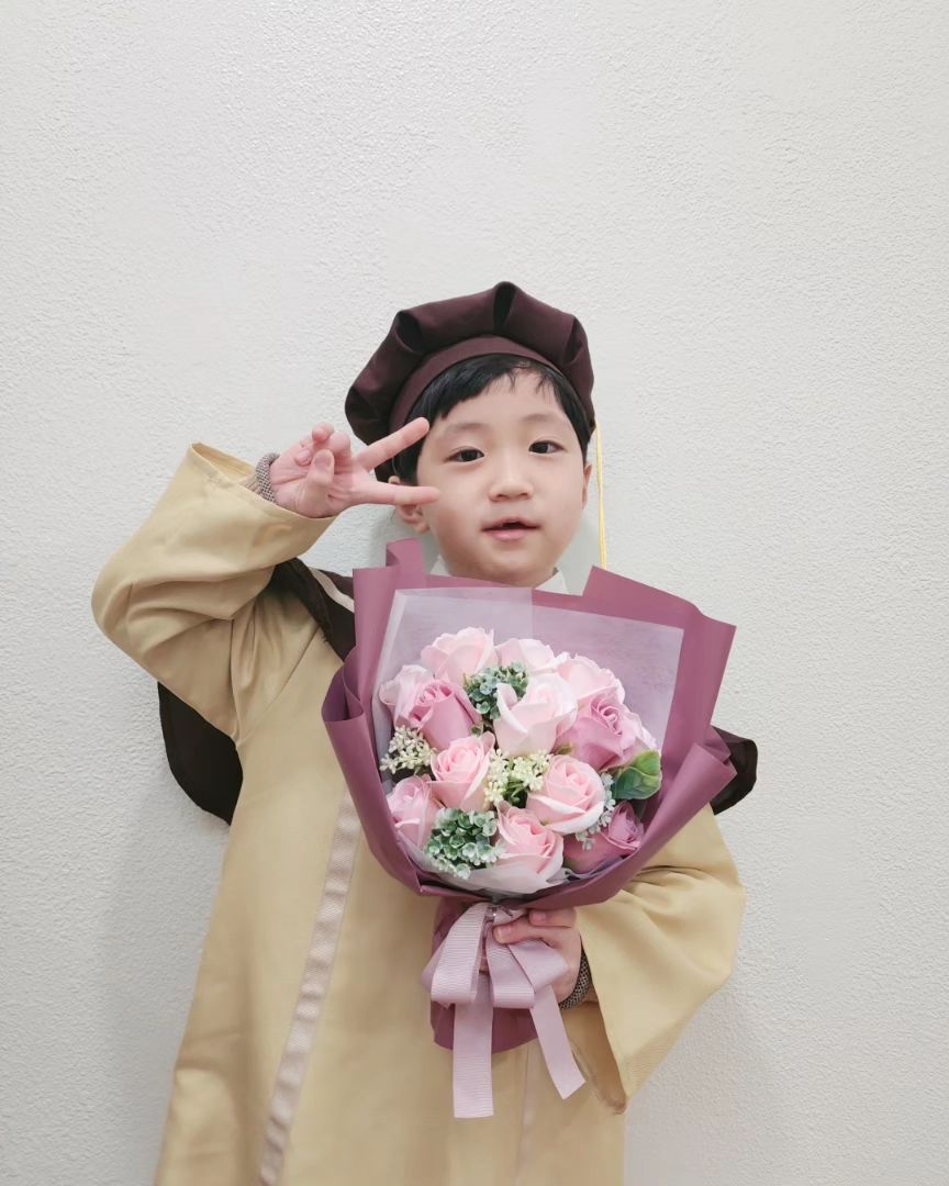 24.02.22 목요일 #우리똥강아지 #졸업식 #뭉클 
집에서 졸업식 노래에 수화하는 모습에 1차 울컥
강당에서 아이들 사진이 나올때 2차 울컥
다행히 사진찍고 동영상 찍느냐 눈물은 참을수 있었으나
집에와서 야간반선생님의 편지를 보고 울어버렸네!!
담임쌤이랑 왜 내가 안은거지...ㅋㅋ 선생님께서 우리 한번 안아봐요 하시는데 뭉클♡
원장님과도 작별인사~~둘째가 없어 아쉽다고^^
너무나 잘 생활한 울아들이였네😘

졸업 축하해♡(사실 어린이집 더 보내고싶은건 진심이야)
엄만 항상 아들편이고 널 응원해!!
#초딩맘 #초등학생 #1학년 #잘해보자