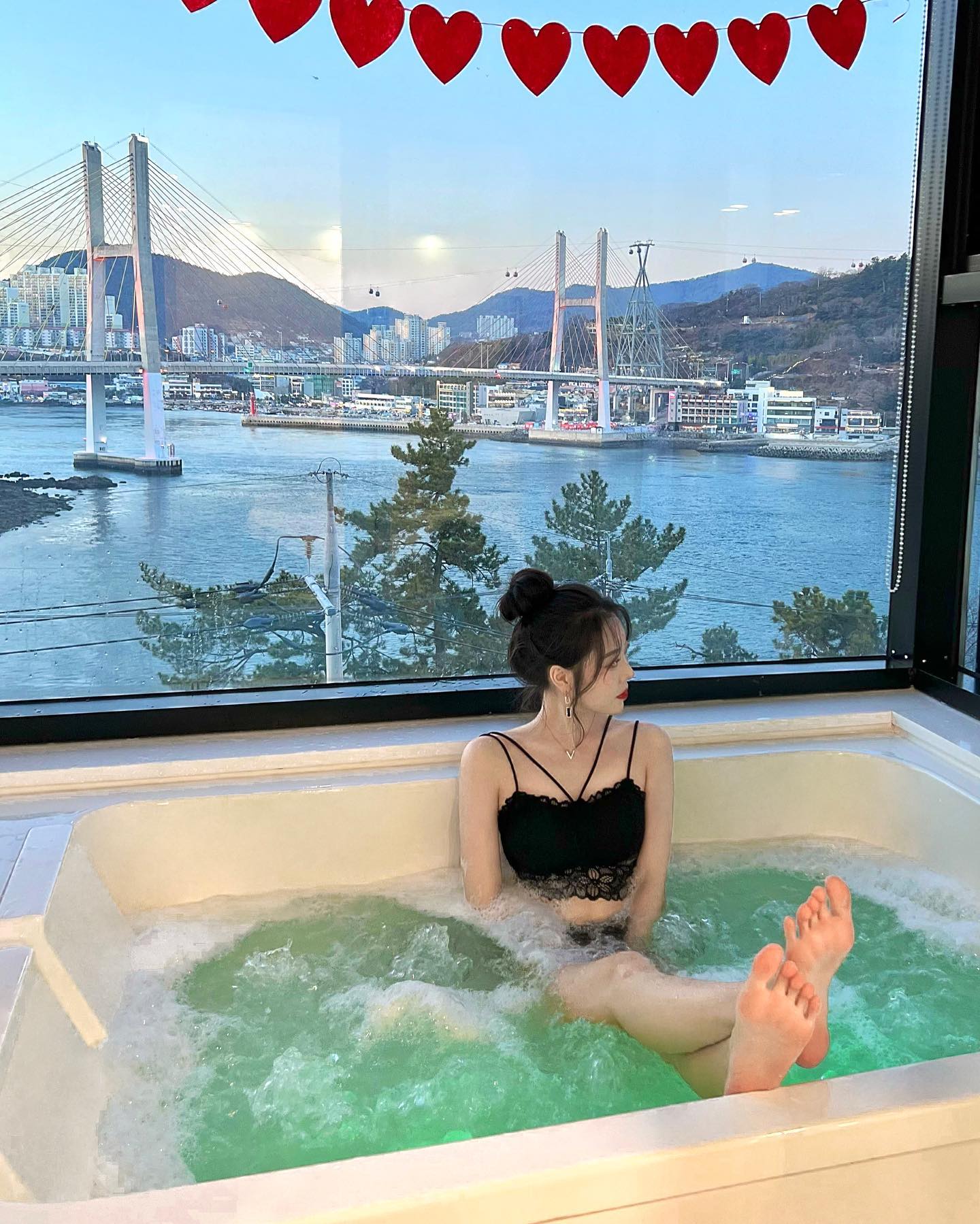 스파 뷰가 예쁜💖 #썬힐스파펜션 #숙소제공
거북선 대교가 보이는 스파 뷰✨
이 숙소의 최고 스팟은 여기가 아닐까 싶어요ㅎㅎ
그래서 따로 스파샷만 모아봤어용🙈

찍기만하면 인생샷!! >_<
요즘같이 추운날 실내에서 스파하면서
쌓였던 피곤을 날려버리자구용😆

🏡 여수썬힐스파펜션 
📍 전남 여수시 돌산읍 신추길 22 
⏰ 체크인 15:00 / 체크아웃 11:00
🚗 주차가능 
🏷️ B동 504호