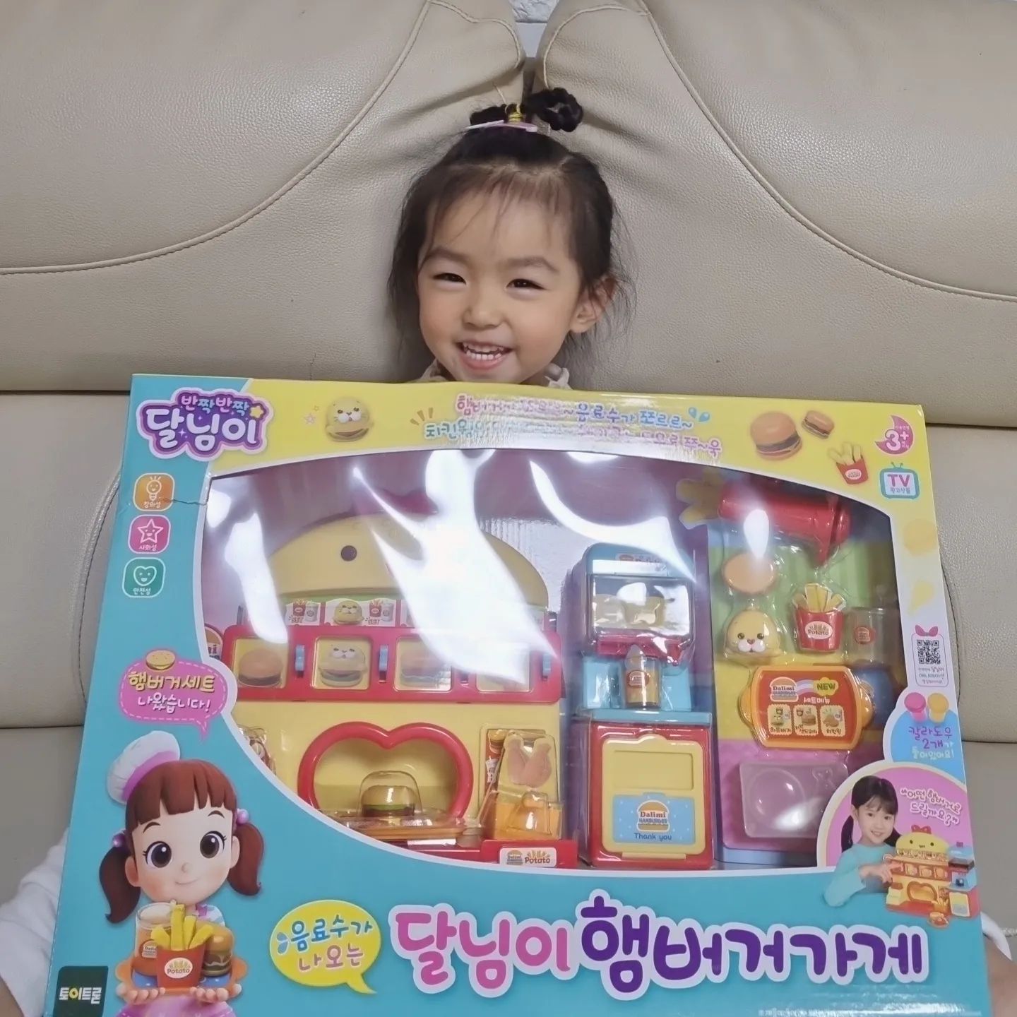 #협찬
🖐달님이 햄버거가게

저희 4살 막둥이와 6살 둘찌가 
👍달님이 햄버거가게 덕분에 너무 즐겁고 행복한 놀이시간을 보낼수 있었어요 

반짝반짝 달님이 햄버거가게는 사랑으로 함께자라는 
놀이과정을 상상력으로  마음껏펼치는 마음놀이에요

쉬지않고 한시간 넘게 집중해서 놀더라구요 👍👍👍
4세는 물론 6세아이도 너무좋아해요

말랑말랑 도우로 치킨이랑 포테이토도 만들고 놀이활동을 통해 소근육 발달은 물론 사회성까지 쑥쑥 커가는  꼭 필요한 장난감이에요 

이번 크리스마스에 선물해주세요 
진짜 추천합니다.

#장난감 #장난감추천 #장난감선물 #크리스마스선물