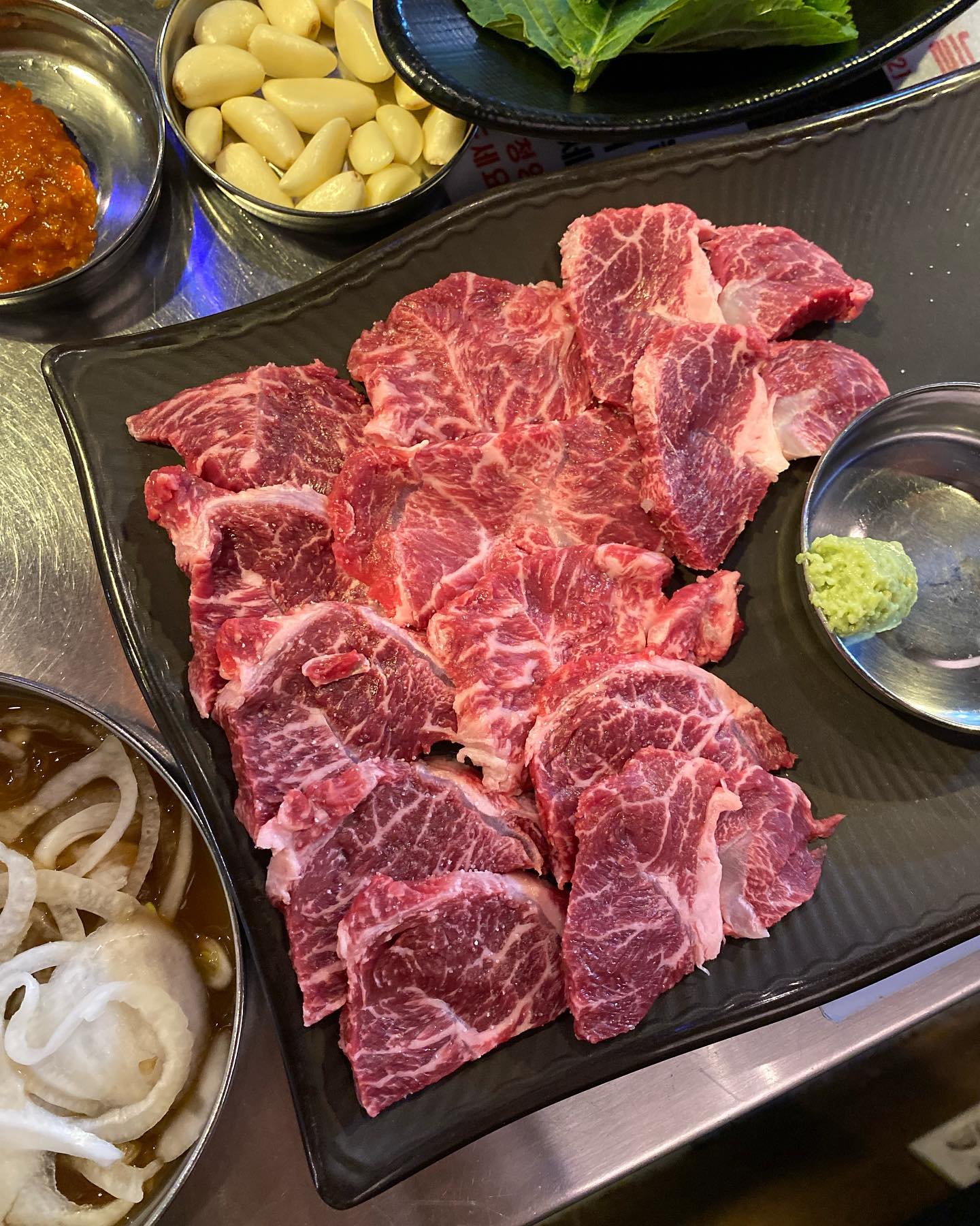#협찬

옛날 돼지갈비 1인분 5,900원
한우 참숯구이 1인분 9,900원
이렇게 퍼주면 남는 거 있나요 사댱님 …❤️‍🔥

요즘 같은 고물가시대에
정말 찾아보기 힘든 초초초 갓성비
한우 / 돼지갈비 맛집을 찾았습니다‼️🐮🐷

가격 대비 맛있는 소고기가 아니라
선홍빛 빛깔과 마블링만 봐도 느껴지는 고퀄리티
외국산 ㄴㄴ 국내산 육우 ㄴㄴ 3등급 ㄴㄴ 2등급 ㄴㄴ
오로지 1+ 이상의 한우만 취급해 아주 그냥 육즙 좔좔 ~

단짠단짠의 정석 돼지갈비는 또 말해 모해ㅠ
이건 그냥 쎈놈 아니고 개쎈놈임 💪🏽

둘이서 한우에 돼지갈비에 후식까지
체감상 최소 8만원 이상 먹은 줄 알았는데
5만원이 안나온 영수증까지 완. 벼 쿠 해따!!!!🔖

.
.
📍 대구 복현오거리 먹자골목 안
⏰ (평일) 16:00-02:00 / (토일) 14:00-02:00

#쎈놈 #복현동맛집 #복현동고기집 #복현동삼겹살 #복현동삼겹살맛집 #복현동돼지갈비 #복현동한우 #복현동술집 #산격동고기집 #경대북문맛집 #경대북문고기 #경대북문돼지고기 #경대북문갈비 #경북대맛집 #영진전문대맛집 #복현오거리 #복현오거리맛집 #쎈놈복현점