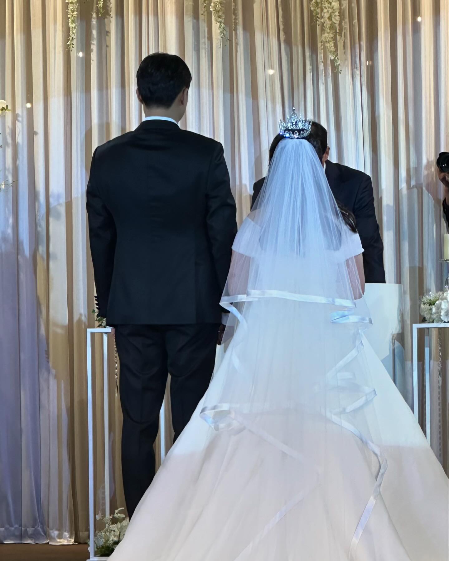 친구가 찍어준 본식 사진📸
.
.
#결혼준비 는 direct.wedding #다이렉트결혼준비 
카페 통해서 했더니 #스드메 0원에 했어용
#추천인코드 #코알랄 입력하고 꿀팁 받아가세용