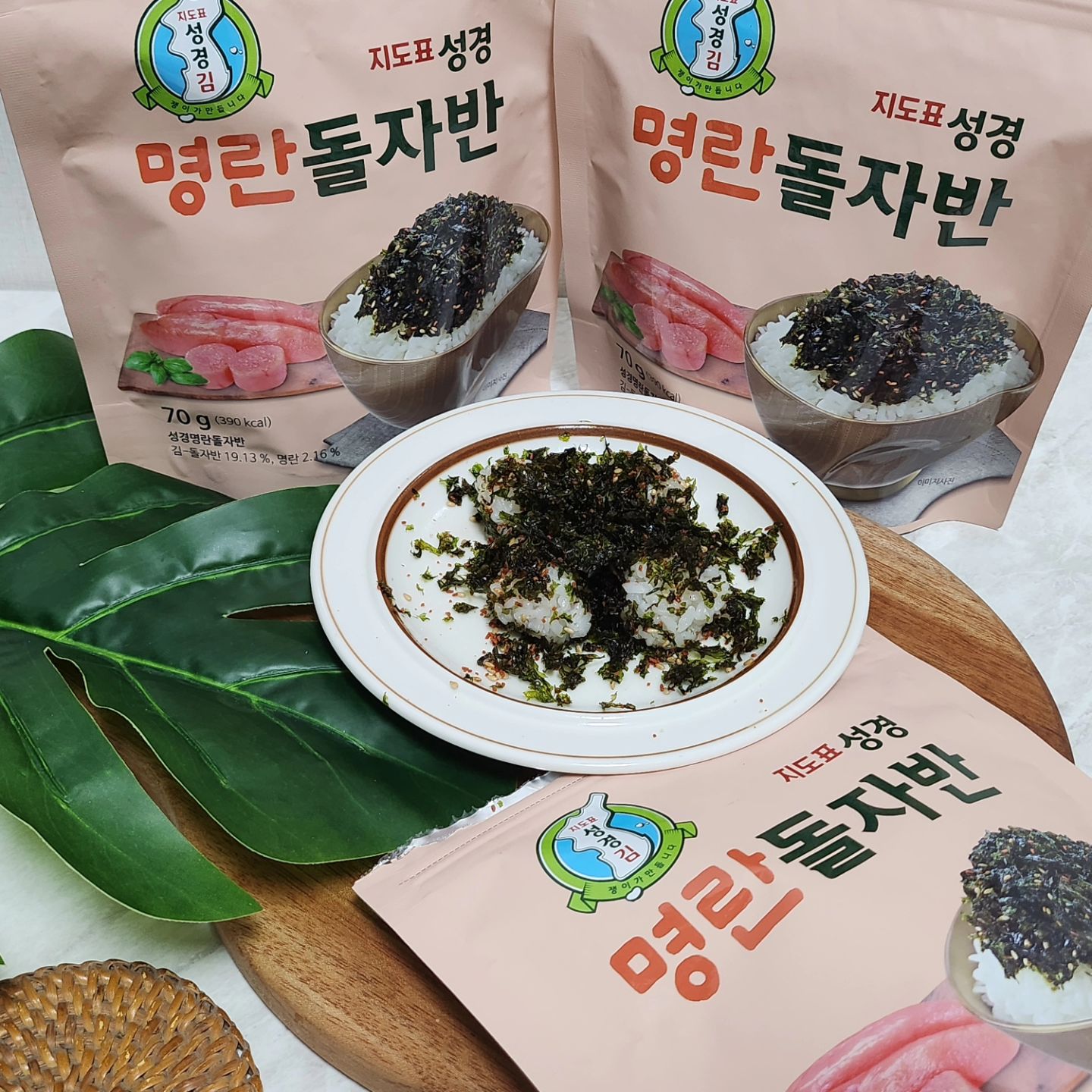 #협찬 #지도표성경김 #명란돌자반 😋😋
.
얼마전 명란이 들어간 #조미김 먹었었는데 신세계더라구요
.
그래서 찾아보다가 알게된 #성경돌자반 💕💕
.
네이버 리뷰 평점 4.9으로 매콤 짭짤한 맛으로 #김반찬 은 물론이고 맥주 안주로도 훌륭하더라구요🍻🍻
.
명란알이 살아있는 명란 시즈닝이 20% 함유되어있고 순도 95% 이상의 뉴질랜드산 청정 천일염이 감칠맛을 극대화 시켜주는 #자반김 😍😍
.
또한 겨울 제철김을 사용하여 도톰하고 단단한 원초가 바삭함을 높여주고 당일 착유한 신선한 들기름을 사용하여 특유 쩐내를 없애고 고소함을 살려주는 #돌자반 ❤️
.
명란 과립으로 풍미가 좋으며, 지퍼팩 포장으로 깔끔하게 보관할 수 있는 #김자반 으로 #김가루 로 만든 #김자반주먹밥 먹어봤는데 정말 꿀맛이에요🍙🍙
.
sunggyungfood_official