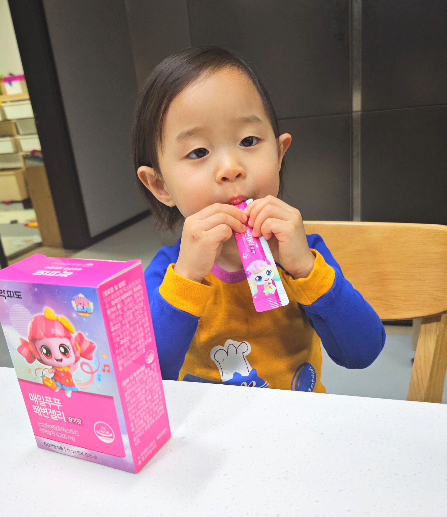 #광고 캔디핑젤리 락피도 매일푸푸 쾌변젤리 아기변비 추천템

우리 별이는 야채를 잘 먹는 편이긴 하지만 요즘 들어 배변활동을 힘들어하는 날이 많아지고 배 아프다는 표현을 해서 병원에 갔더니 배에 변과 가스가 가득 찼다고 하더라고요~

​아차 싶어 식단에 야채를 가득 추가했고 추가로 유산균과 함께 락피도 매일푸푸 쾌변젤리를 함께 먹이기 시작했어요.

요즘엔 약국에만 들려도 쉽게 찾을 수 있는

락피도 젤리시리즈~ 
귀여운 캐치!티니핑 친구 중 캔디핑이 방긋 웃고 있는 이 제품은  매일푸푸 쾌변젤리 랍니다. 배변활동이 원활하지 않거나 편식으로 식이섬유 섭취가 필요한 경우 장 건강이 걱정되는 어린이들에게 도움이 되는 건강기능식품이에요.

락피도 캔디핑쾌변젤리는 식물유래 식이섬유 4,200mg 함유해 변을 부드럽게 하는 연동운동을 촉진하고 부드럽게 변을 볼 수 있도록 도와주는 역할을 해요.
중국산, 일본산 원료를 배제했고, 착색료, 합성향료 등 몸에 안 좋은 성분은 넣지 않아 안심하고 먹일 수 있는 제품입니다.

정말 맛있는 딸기맛 쾌변젤리~
맛의 비결이 뭔가 했더니 딸기농축분말을 사용했더라고요.
거기에 당근, 토마토, 양파, 오이, 시금치 등 다양한 채소와 과일 부원료도 함께 넣어 더욱 건강하게 섭취할 수 있답니다.
말랑말랑 맛있는 젤리라서 아이들 간식 대신 하나씩 주니 너무 좋더라고요♥

#쾌변젤리 #식이섬유젤리 #쾌변스타그램 #캐치티니핑젤리 #캔디핑젤리 #매일푸푸쾌변젤리 #락피도 lacfido_official