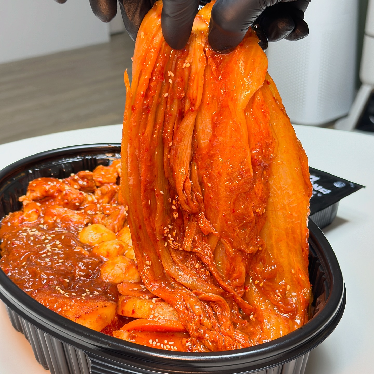 [두찜/ #묵은지찜닭]
묵은지 반포기가 통째로 들어갔다!🔥
한국인이라면 좋아할 수 밖에 없는 묵은지찜닭
⠀
⠀
🏷️ 묵은지찜닭 (순살), 납작만두, 긴말이, 새우튀김, 치즈볼, 공기밥
⠀
⠀
김치찜이랑 찜닭의 매력을 합쳐 놓은 묵은지찜닭!
묵은지를 손으로 쭉~쭉 찢어
순살 닭고기 싹 말아가지고 한입에 쏙!
밥도둑이 여기있어요 🍚🍚🍚🍚🍚🍚
숙성 묵은지의 깊고 진한 맛이 일품이에요👍🏼
⠀
묵은지 찜닭 맛있게 먹고 남은 소스에
밥이랑 김이랑 참기름 같이 넣고 쓱쓱비빈
볶음밥까지 필수~~~!
김이랑 참기름도 챙겨주니까 얼마나 편한지 몰라요!
⠀
오늘 두찜하세요! 💓
⠀
⠀
#두찜
#두찜추천
#야식추천
#찜닭맛집
#배달찜닭
#배달음식추천
⠀
⠀
⠀