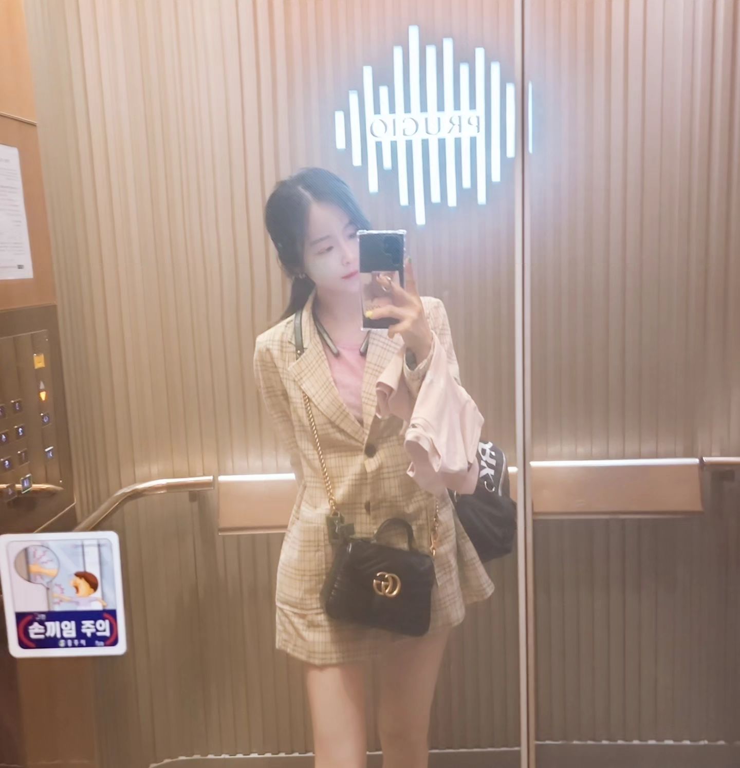 출근길~

나는 나의 일이 즐겁다.
보람되고, 기쁘다.
나의 일을 사랑한다.
하고 싶은 일을 하며 살 수 있어서,
만족스러운 삶.
삶은 생각보다 그리 길지 않아..
하루 하루를 행복하게 쌓아갈것.
내 삶을 행복한 삶으로 기억되게 하기 위해
반드시 필요한 오늘을 살아가는 힘🫶

#OOTD #쌀쌀해진계절 #자켓을사야겠다 #예쁘게늙어가기 #올해도 #3개월남았닷 #호달달 #천천히숙성되갈것 #외면도. #내면도