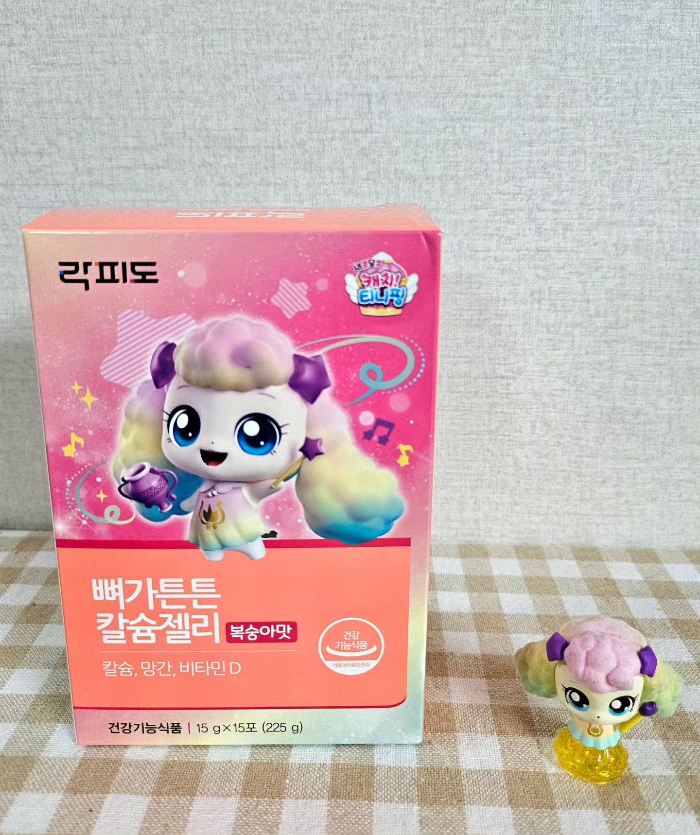 #협찬 [락피도 뼈가튼튼 칼슘젤리]

아이가 좋아하는 비타민 포실핑칼슘젤리❤️
기존 사과맛에서 복숭아 맛으로 바뀌고
새콤달콤 티니핑 시즌에 맞게 귀여운 포실핑으로'◡'
맛뿐만 아니라 영양성분까지 좋아서 아이들이 매일 챙겨 먹어요.
NO 착색료, NO 합성향료
오직 복숭아농축액으로 만들어진 락피도 뼈가튼튼 칼슘젤리!
뼈와 치아 형성에 필요한 칼슘과 망간,
칼슘의 흡수를 돋는 비타민 D를 한 번에 섭취 가능하고
탱글탱글하니 복숭아 맛이라 아이들이 너무 좋아하는 
포실핑칼슘젤리 추천해요. ʕ￫ᴥ￩ʔ
.
.
.
#칼슘젤리 #어린이칼슘 #키즈칼슘 #어린이칼슘제 #캐치티니핑영양젤리 #캐치티니핑칼슘 #캐치티니핑젤리 #캐치티니핑칼슘 #락피도영양젤리 #뼈가튼튼칼슘젤리 
#포실핑비타민 #포실핑젤리 #락피도