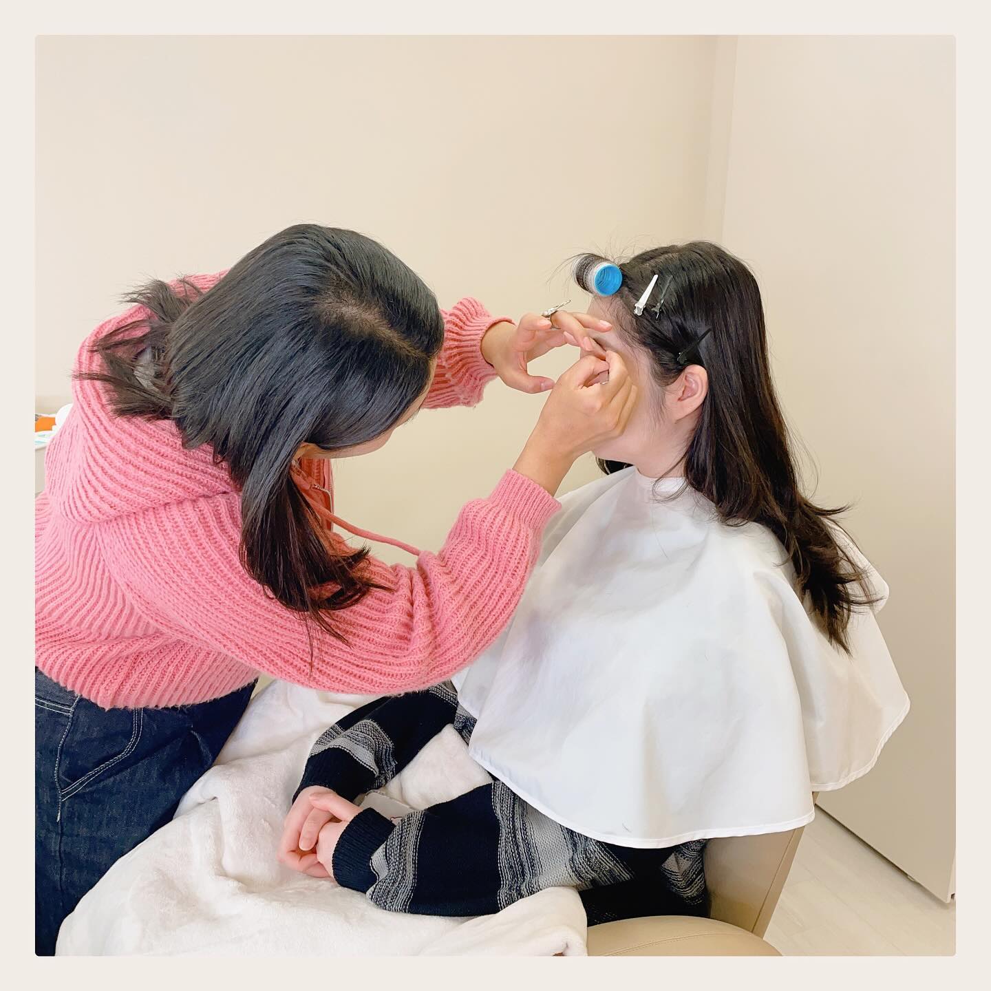 🏷 𝐧𝐚𝐭𝐮𝐫𝐚𝐥 𝐛𝐞𝐚𝐮𝐭𝐲 𝐠𝐫𝐞𝐞𝐧𝐬𝐡𝐨𝐩
——————————————————————
⠀⠀⠀
⠀⠀⠀
⠀⠀⠀
초록물들이다 헤어메이크업 창업반 수업♥️
-
헤어메이크업 창업을 위해 24회 수강 수업
듣고 계신 수강생〰️🫶🏻 한번도 헤어메이크업을
해본적 없으셨는데 아주 잘 따라와주셔서 감탄☺️
연습도 엄청 열심히 하시고 이해도가 높아서
실력이 금방 늘거 같은 기분좋음!!!💓
(100% 수강생이 작업한 사진입니다✔️)
-
헤어메이크업 창업반 수업은 
99프로 실무 수업으로 진행됩니다💓
무조건 1:1 형식으로 단계별로 
진행되는 눈높이 수업입니다✨ 
모델은 개별적으로 모집해서
데리고 오셔야 편합니다 :) 
-
1. 헤어메이크업 실무 스킬이 부족하다고 느끼시는분,
2. 메이크업 전공이신데 헤어가 약하신분,
3. 자격증은 취득했는데 실무가 걱정이신 취준생!
4. 샵 창업을 준비하시고 계신분 등등 추천드립니다💕
-
모든!!! 예약문의는 프로필에 있는
‘오픈카톡 링크’로 연락주세용〰️✌🏻
⠀⠀⠀
⠀⠀⠀
⠀⠀⠀
——————————————————————
🏷 ｒｅｓｅｒｖａｔｉｏｎ
⠀⠀⠀ 𝙤𝙥𝙚𝙣 𝙠𝙖𝙠𝙖𝙤 👉🏻 𝘱𝘳𝘰𝘧𝘪𝘭𝘦 𝘭𝘪𝘯𝘬 ♥️
—————————————————————