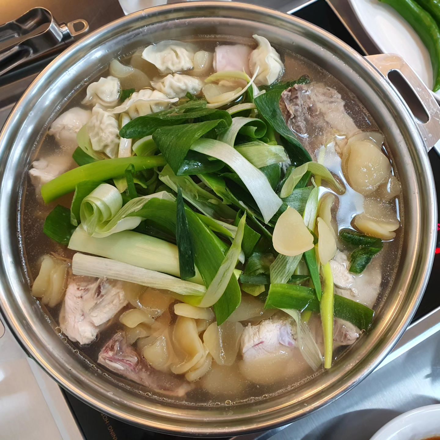 #협찬 #석관동닭한마리 #석계맛집

석계역에 있는 신상맛집 석관동닭한마리에 다녀왔습니당🐔
새로생긴 매장인만큼 깔끔한 내부에
요즘같은 날씨에 딱 먹기 좋은 뜨끈한 닭한마리❤️
닭한마리에 모듬사리 추가에 칼국수, 죽까지 풀코스로 즐기기!
석관동맛집, 석계역맛집을 찾는다면 '석관동닭한마리'로 고고~
추운 연말 모임 장소로도 찰떡이에요👍

🐔석관동닭한마리
🐔서울 성북구 화랑로40길 41 1층
🐔0507-1482-0313

#석관동닭한마리 #석계맛집 #석계역맛집 #성북구맛집 #석관동맛집 #석계닭한마리 #석계역닭한마리 #태릉입구맛집 #태릉맛집 #성북구닭한마리 #닭한마리 #닭한마리맛집 #석계모임 #석계역연말모임 #석계역모임 #맛집추천