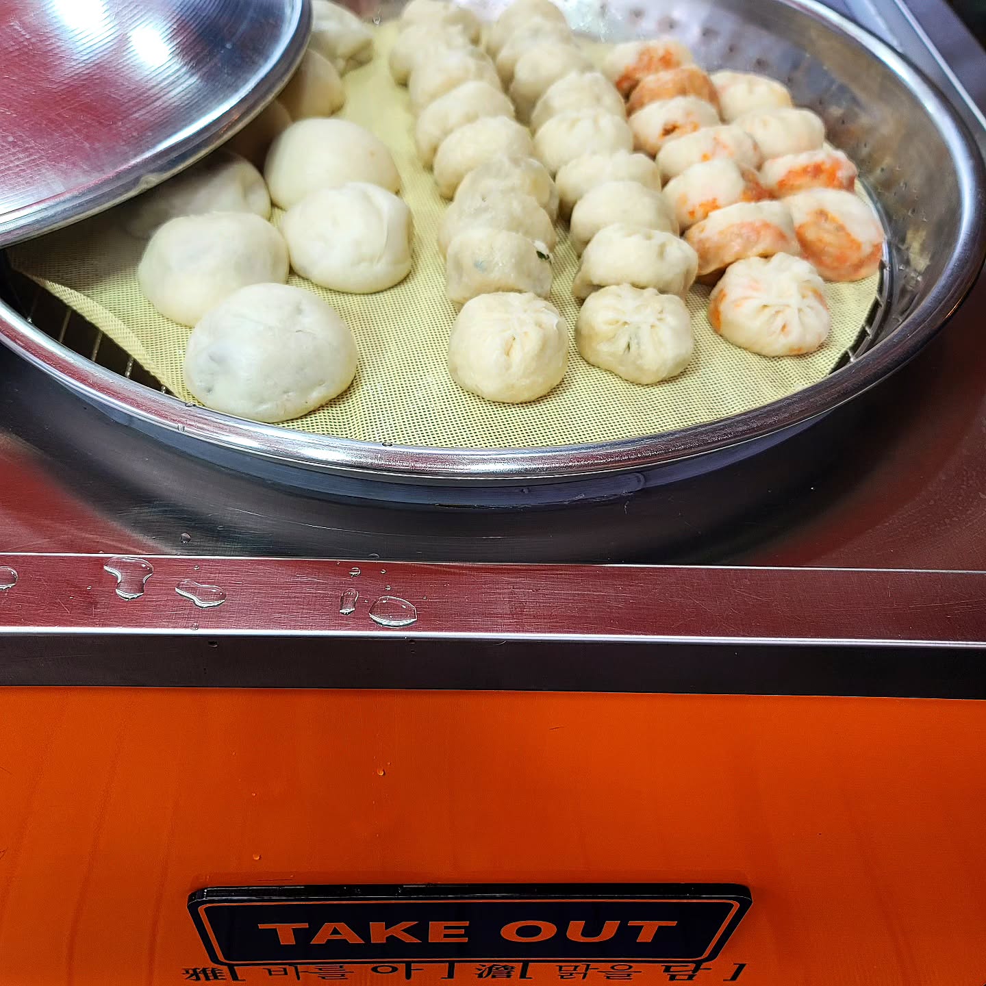방배동 만두 찐빵 찐 맛집 <아담만두>

어린이들이 맛있다고 좋아하는 찐 로컬맛집!!
아이들, 엄마아빠들 줄서서 기다리는 만두맛집!!
건강하게 맛있는 포장 전문 만두 맛집 #아담만두

부드럽고 촉촉한 팥앙금 단팥 쫀득우유찐빵
오동통 새우가득 통새우만두

여는시간 07시 (마지막주문21시30분)
 닫는시간 22시 

서울 서초구 방배로 104 1층 105호
0507-1376-1389
미리 예약하고 방문하면 안 기다리구 바로 받을 수 있어요.
#방배역 #아담만두 #아담만두방배점 #만두맛집 #찐빵맛집 #만두 #찐빵 #쫀득우유찐빵 #새우만두🍤 #동네맛집 #로컬맛집