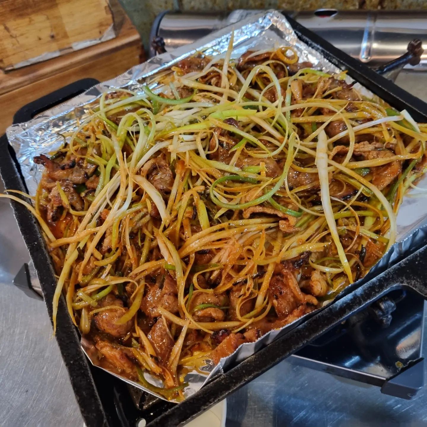 -

또또또간집 🧡
울동네 맛집
#십원집 🙃

으슬으슬 추운날🥶
노포에서
#연탄고추장불고기 에
한잔 크~😆👍

연탄불에 바로 구워나오는
파 듬뿍💚
매콤달콤 고추장 양념의
불고기😆

주기적으로 생각나는
#서울대입구역맛집
#봉천동맛집
#십원집봉천점
강추😋

#서울맛집#샤로수길맛집#불고기#서울대입구역연탄불고기