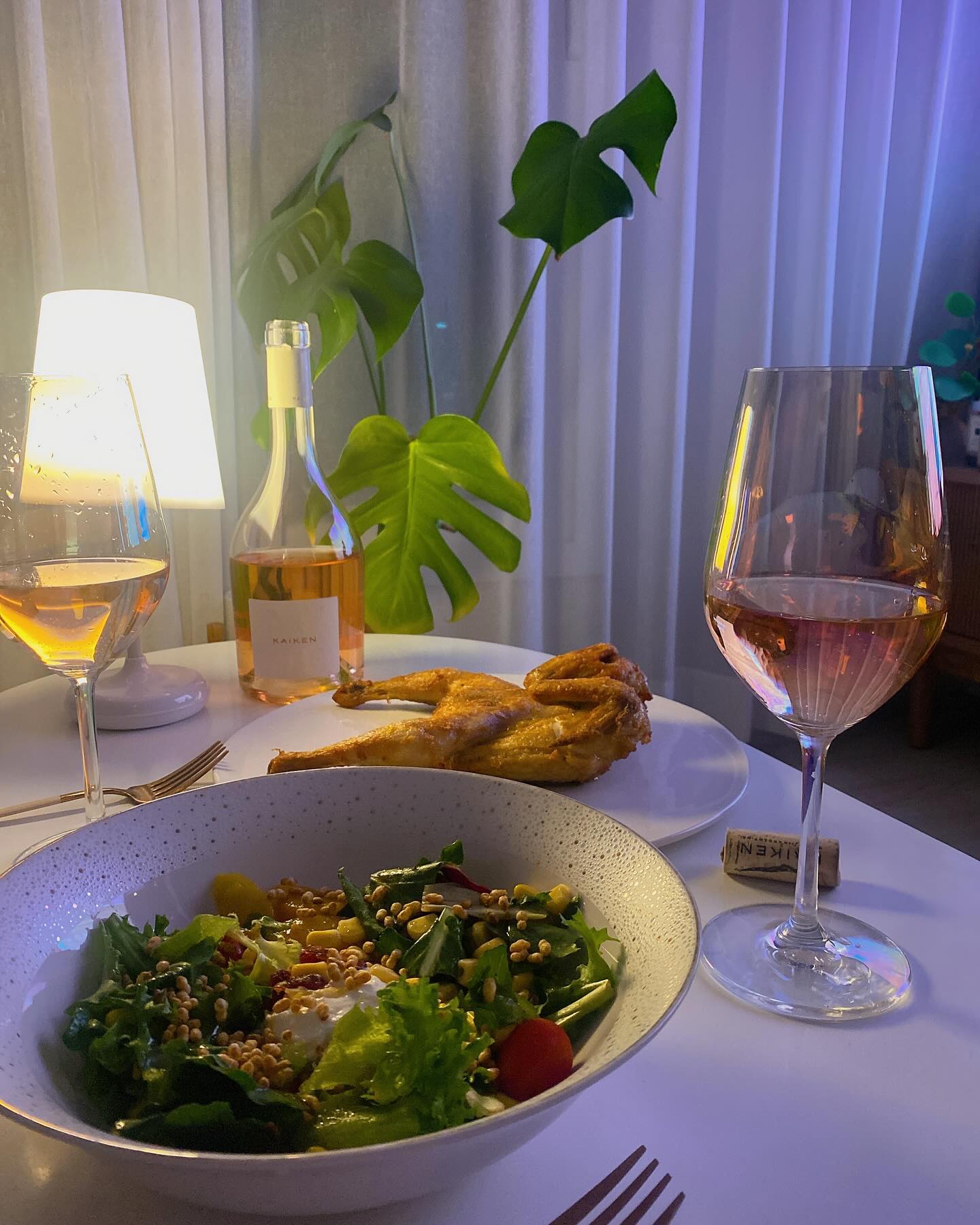 #협찬 바쁜 3월, 그래두 남표니와 쏘달달 저녁시간은 놓칠 수 없쥬🦦🥂🩷 

다가오는 화이트 데이에 추천드릴만한 부담 없는 로제 와인, #카이켄누드로제 를 소개합니다🫶🏻

명실상부하게 칠레 최고의 와인 마에스트로이며 스타 와인메이커 아우렐리오 몬테스는 칠레에서 이룩한 수 없이 많은 성공에 만족하지 않고 안데스 산맥의 반대편인 아르헨티나로 눈을 돌려 최근에 새로운 와인을 탄생시켰고 그 와인을 #카이켄 이라 이름을 붙였습니다.

카이켄은 칠레 원주민의 언어로 안데스 산맥의 양편 (즉, 칠레와 아르헨티나)을 오가며 사는 오리를 뜻하는데, 이 와인의 걸쳐진 독특한 이중적 아이덴티티를 설명하더라구요! 

코에서는 신선한 라즈베리, 딸기 과실향이 맴돌고 입안에서는 부드럽고 신선한 산도와 입안 가득차는 크리미한 질감이 인상적인 미디엄 바디감의 로제 와인!

실제로 드라이하지만 풍부한 과실향으로 당도가 느껴지는 듯한 묘한 맛이 질리지 않고 은근하게 빠져들었어요😖 사랑력 무한 올려주는 영롱 로제와인으로 따뜻한 3월 만들어보시길🐱💕

 
#카이켄로제 #화이트데이 #화이트데이와인추천 #화이트데이선물 #화이트데이선물추천 #로제와인 #로제와인추천 #데일리와인 #데일리와인추천 #호캉스와인