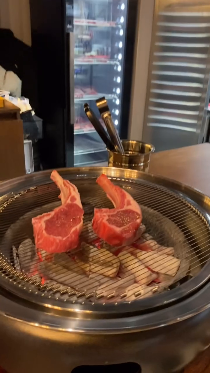 문래동의 새로생긴 웨이팅 쩌는 양고기 맛집, 양상블
양고기 + 앙상블의 단어인 ’양상블‘은 
양고기와 프렌치의 어울림으로 이색적인 비스트로 전문점입니다 

1년 미만의 어린양을 선별하여 숙성시켜서 구워먹으면 
진짜 금상첨회.... 입에서 그냥 녹아요~🫠

양구이만 있는게 아니고, 라따뚜이, 양마라전골, 양쌀국수, 양떡갈비, 브리치즈, 한우 타르타르까지 다양하게 음식을 즐길 수 있어서
더 좋았어용.....❤️

너무너무 친절하시고, 맛도 맛이고, 서비스까지 완벽했던
양상블....
데이트나 소개팅으로 와도 진짜 좋을 것 같아요~~😘
.
.
.
#문래동맛집 
#문래동데이트
#문래맛집
#양갈비맛집
#문래동소개팅