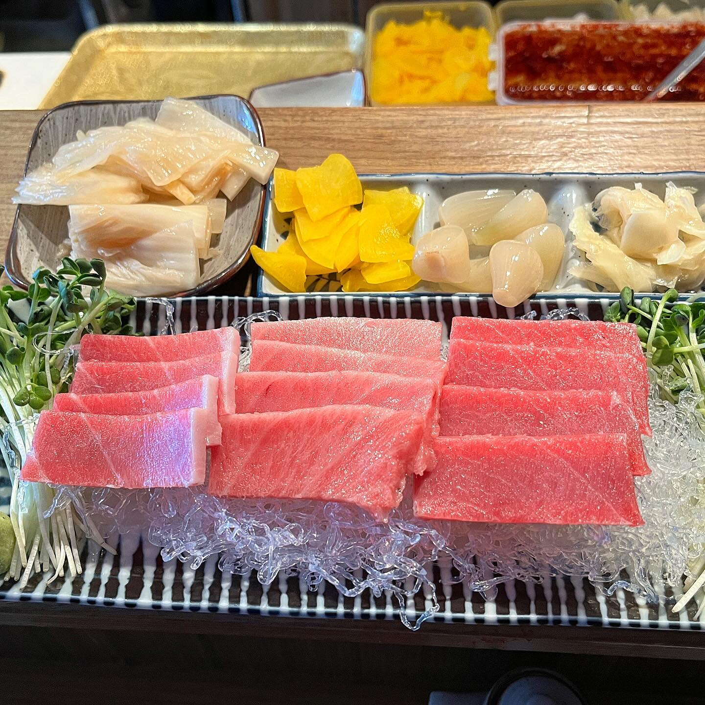 📍 대전 문화동 공가네참치

✧ 1번(등살, 뱃살, 속살) 35000원

귀여운 고양이가 있었던 참치집..
테이블 올라가려해서 어디론가 보내짐🥹
참치말고도 되게 다양한 반찬들도 주셨었어요
전 사실 참치,연어 맛을 잘 모르겠어서
고냥저냥이었는데 같이간 친군 맛있었다네요 〰️

#딤딤맛집 #대전 #대전여행 #대전맛집  #food #대전데이트  #먹스타 #먹스타그램 #맞팔 #선팔 #선팔하면맞팔 #followforfollowback #like #daejeon #문화동맛집 #서대전네거리 #공가네참치 #참치