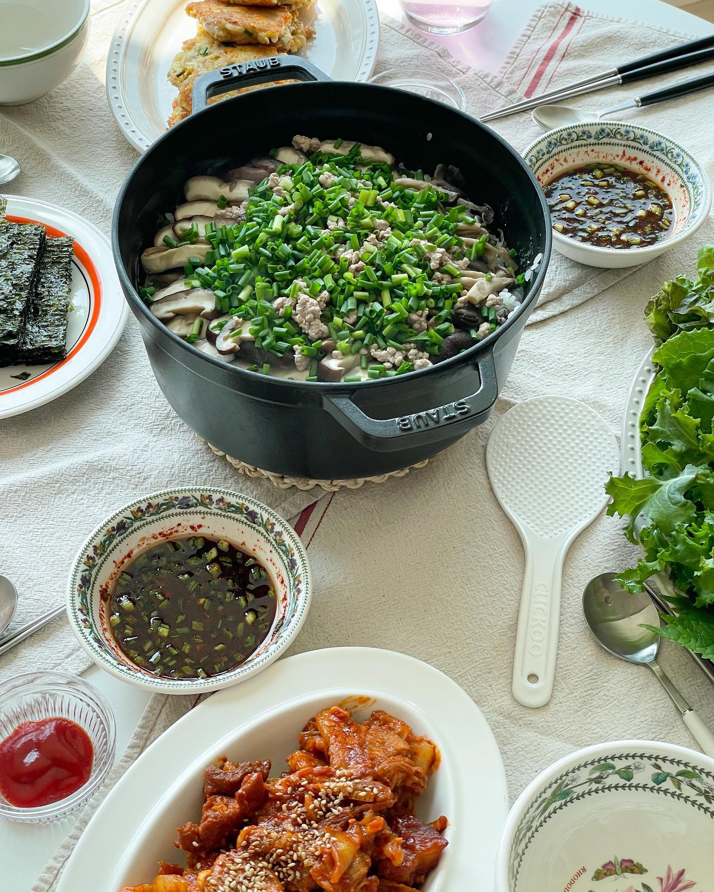 _
[버섯솥밥&김치제육볶음🍄🥩]

N번째집들이, 아줌마들 우정 디질때까지☺️
멀리사는 친구들이 집에 놀러왔어요 ㅋㅋㅋㅋ
손님 초대하고 배달 시키는거 너무나 제 취향
아니기에 평소 잘 해먹던 메뉴로 준비해보았습니다:)

표고버섯과 느타리버섯, 다짐육, 쪽파 넣어
버섯솥밥 만들고 오랜만에 스타우브 꺼냈더니 겁나 무겁…
제육은 원래 고춧가루로만 하는데 이번엔 고추장으로
처음 만들어 봤더니 나쁘지 않네요? ㅎㅎ
그리고 집에 맨날 있는 참치랑 두부 보고 아, 이건
참치전을 만들어야겠다 생각에 부랴부랴 반죽까지👩🏻‍🍳

버섯솥밥 양념장이랑 마른김에 먹어도 맛있었지만
다양한 쌈 종류와 함께 먹어도 맛있었던거 있죠.
애줌마들 깔꼼하게 먹고 애들 하원 시간 맞춰
깔꼼하게 돌아갔답니다^^; 
이제 집들이 음식 메뉴 한식에서 바꿔봐야겠어요!
이제 꽃게철이니 푸팟퐁커리 도전해볼게요 어서어서 또 오셔요~!!

_