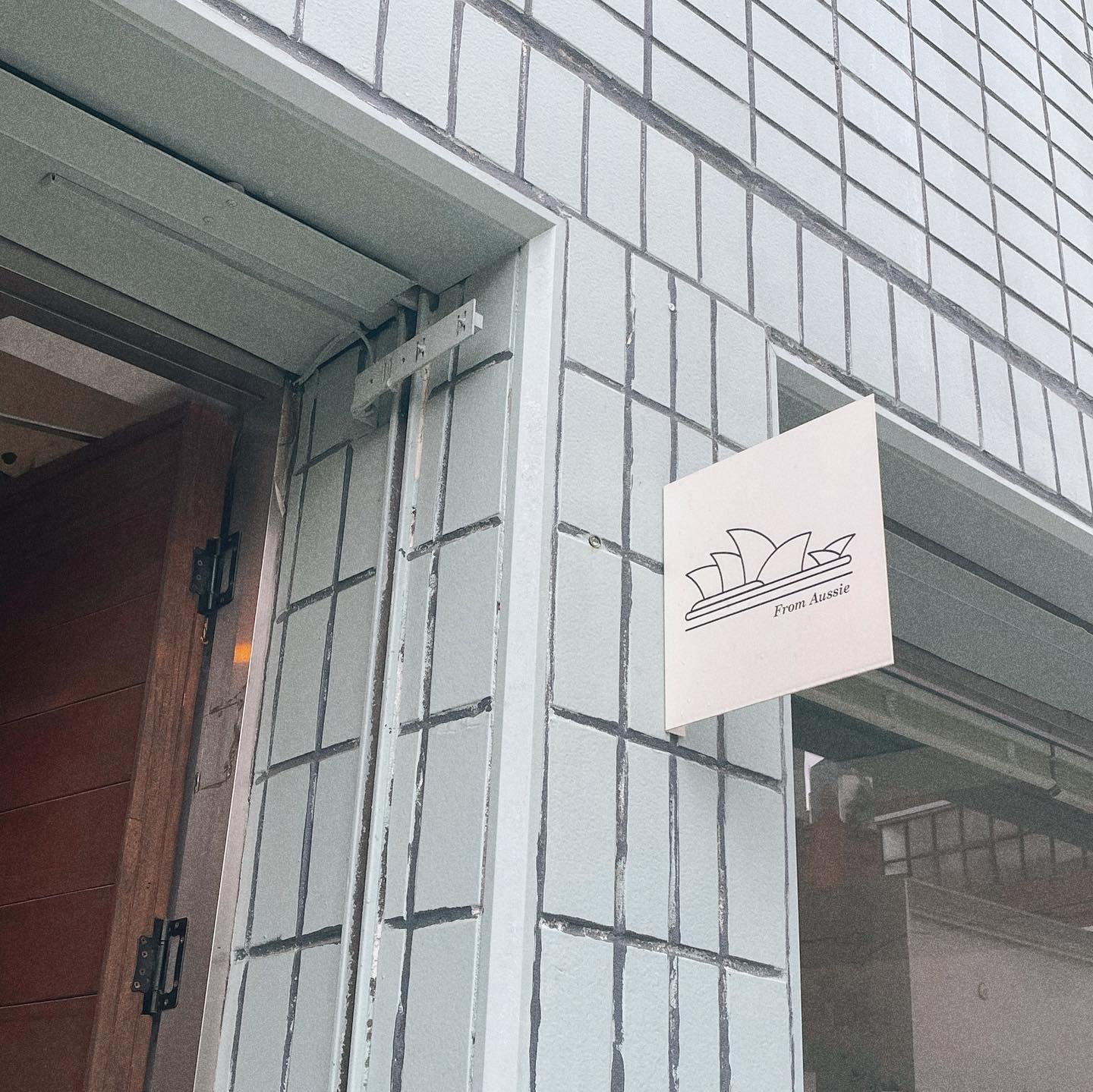 🛰️ 프롬오지
⠀
호주 분위기를 가득 살린 대구 카페 맛집!
플랫화이트를 귀리우유로 바꿨더니 더욱 쫀득하고 부드러운 맛을 즐길 수 있었어요. 라떼아트도 훌륭해서 보는 맛 먹는 맛 모두 좋았던 곳 ♥️
⠀
아주 착한 가격대와 호주 분위기 가득한 베이커리까지 있는 곳!
⠀
⠀
⠀
⠀
#대구카페 #대구카페추천 #대구커피 #플랫화이트 #프롬오지 #daegu #daegucafe #cafe #fromaussie #aussie #koreancafe #먹팔 #먹스타 #먹방스타그램