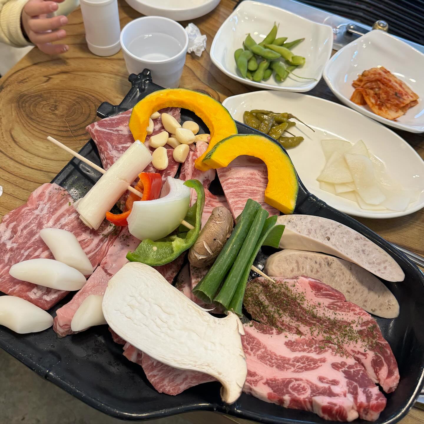 #협찬

순천에서 이베리코 고기를 제일 맛있게 먹은 곳 추천 !! 사장님이 서울에서 직접 공수해오신다고 하심. 고기 마블링보자마자 아 여기는 찐이구나!! 굽자마자 육즙 장난 아니구요 !!! ㅋㅋㅋ 부드러운 식감에 고기질이 진짜 신선하고 좋음 💗 그리고 잠봉냉국수는 필수로 꼭 시켜먹을것 !!! 입맛 없을때 먹으면 딱 좋을 메뉴 !! 여름철 물회 같은 메뉴 인데 ,, 잠봉도 직접 만든 거라 쫄깃하니 맛있는데 잠봉을 새콤하니 비빔국수처럼 곁들여먹으니 완전 별미중에 별미 ⭐️ 

https://map.naver.com/p/entry/place/36830079?c=14.33,0,0,0,dh

,
,
#협찬 #순천맛집 #순천만맛집 #순천이베리코 #교량동맛집 #순천고기집 #순천고깃집 #순천만고깃집 #순천만고기집 #순천만다락원