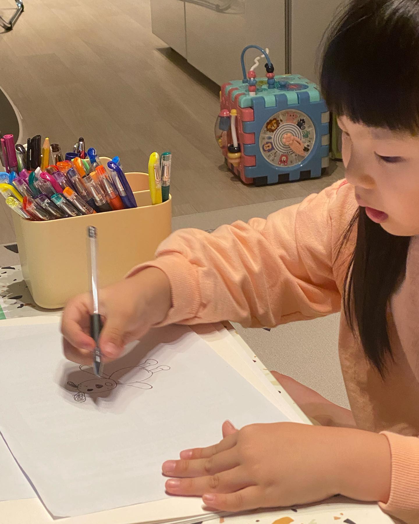 작년에 이어 올해도 현대백화점 그림대회 내려고 준비중 ❤️ 열심히 흰디도 그려보고 주제가 환경에 대한거라 주아랑 환경보호에 대해 이야기도 나눠보고 유익한 시간 ㅎㅎ 올해도 결과까지 좋으면 더 행복하게따😍

#현대백화점 #주아서아네 #주아맘 
#어린이그림그리기대회 #두딸맘 #자매맘 #그림대회🎨 #화이팅
#리틀히어로즈 #현대어린이책미술관#히어로즈미션 #딸맘 #딸바보 #도치맘🦔 #8살딸램👧 #집중의입😗 #귀여워그램