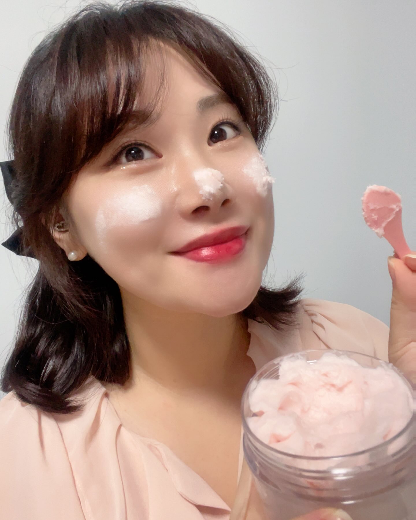 #협찬 🍑✨아리얼 피치 소다 휘핑크림 클렌저✨
여러분~ 요 달콤한 비쥬얼 보세요🧁🍑

5만 번의 휘핑을 통해 탄생했어요-`♡´-
이런 제품은 처음인데 어떤 제형이냐면
☁구름처럼 몽실몽실 부드러운ꔛ 휘핑크림 제형의 소프트한 클렌징 폼!
수분팩 케어부터 클렌징크림, 클렌징 폼까지ㅡ
3in1으로 한방에 끝 낼 수 있는 신개념 클렌저♥

🫧 95% 모공 속 노폐물 세정에 도움 
🫧 98% 베이스 메이크업 세정에 도움
🫧 자극 테스트 완료 제품
🍑 복숭아 속 풍부한 수분, 팩틴과 카테킨 성분으로 예민한 피부 진정 효과
🫧 복숭아에 함유된 비타민 A&C 성분이 미백 케어까지 (알러젠 프리)

🫧세안 후 건조함 없이 촉촉함은 기본, 맑은 피부까지!

보들보들~ 부드러운 피부를 느껴보세요.~🩵

ariul_official 

#아리얼 #Ariul #아리얼피치소다 #휘핑크림클렌저 #아리얼클렌징폼 #클렌징폼추천 #클렌징추천#협찬 #아리얼 #Ariul #아리얼피치소다#휘핑크림클렌저 #아리얼클렌징폼 #클렌징폼추천 #클렌징추천 #휘핑클렌저 #피치소다