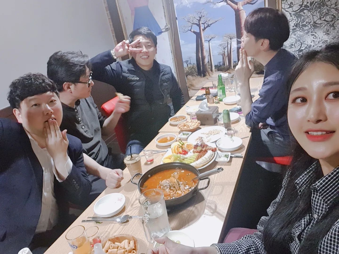 ㅅㅏ랑하는 오라바니들 ❤️
맨날 나 잘 챙겨주는 오빠들 최고야!!!
밥도 사주구 술도 사주구
간식도 사주구 커피도 사주구.... ㅜ
혜비니 효도 할게욘!?