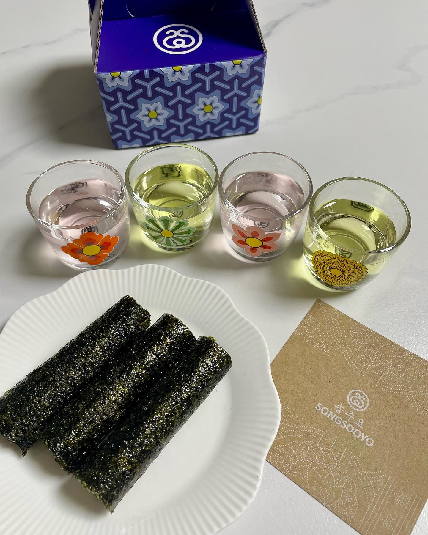#협찬 

전통 단청 문양의 아름다움이 보이는
단청 꽃 소주잔 4P 세트🍶

평소 술잔은 따로 신경을 쓰지 않았는데 
단청 꽃 소주잔을 사용해보니 술맛이 더 좋은거 있죠❓

둥근 모양의 잔이면서 
단청 문양이 선명하게 인쇄되어 있어요💛

패키지 박스도 종이 100%로 친환경+제로웨이스트✨
선물용으로도 딱 좋을 것 같아요🙌🏻

#집들이선물 #신혼부부선물 #외국인선물 #전통선물 #송수요 #단청소주잔 #예쁜소주잔 #songsooyo #sojuglass #소주잔