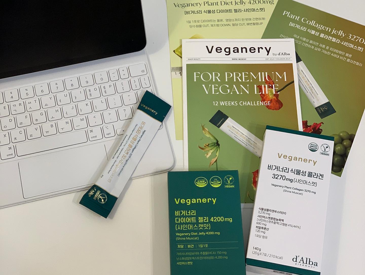 #제품협찬 🌿🥝🎾🫒🥑
#비거너리4주챌린지 veganery_official 

✅ 달바 비거너리 비건 다이어트 젤리 4주 섭취 후 후기

간편하게 즐길 수 있는 #비거너리 콜라겐 젤리✨

2주동안 캠핑장에서 고기도 구워먹고 속초가서 열심히 먹고왔는데 #비거너리다이어트젤리 #비거너리콜라겐젤리 덕분인가...? (살 왜빠져?...)

꾸준히 챙겨먹으니 확실히 피부에 탄력도 생기고 광이 조금 나는 것 같기도  하고🧏🏻‍♀️

가족들이 먹어보고 맛있어서 자기들도 먹겠다고 12박스 내돈내산까지...😂 

탄수화물이 지방에 합성되는걸 억제해준다니 안먹을 이유가 없지!!...

#협찬 #달바 #비거너리 #콜라겐젤리 #다이어트젤리 #필라테스 #다이어트 #운동 #필라테스 #다이어트식단 #식단관리