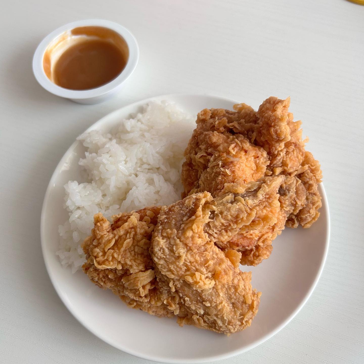 필리핀스타일 치밥😭넘마시쏘
소스까지 갓벽
.
.
.
.
.
.
.
.
#치킨 #치밥 #kfc #졸리비 #그레이비소스 #점메추 #저메추 #저녁메뉴 #신혼밥상 #신혼부부 #신혼살림 #새댁일상 #새댁 #당진새댁 #신혼 #당진사는서울댁 #먹스타그램 #홈쿡 #집밥 #먹스타 #맛스타그램 #요리스타그램 #instafood #맞팔 #먹팔 #요리하는여자 #먹팔 #팔로