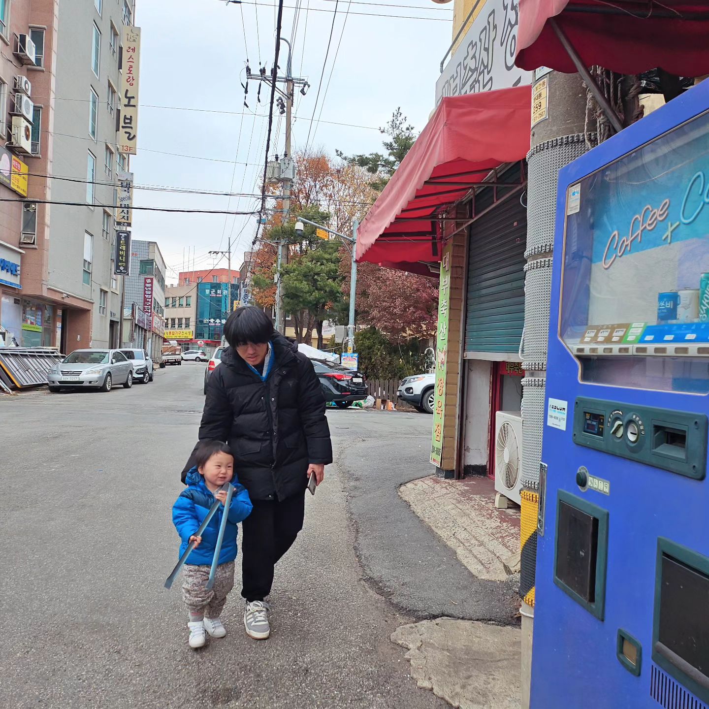 줍깅+마을여행+미술체험 2차➿️유성시장에서 펼친 아티스틱 선한 영향력🧡에 동참한 땡글이🌻

플로깅부터 만드는 활동 모두 함께 했다. 나중엔 조교가 되어 참여자들께 재료 나눠주고ㅎㅎ도왔던 기특한 땡글🩷

.

dccc_2018
#대전문화산업단지협동조합 #대전여행 #대전시장 #유성시장#장대동#대전#플로깅#줍깅#장날#유성구#대전프로젝트#예술여행#예술체험#이색체험#예술프로젝트#유잼#예술보부상#켡#미술체험#미술활동#전통시장#시장#장투어 #땡글이랑